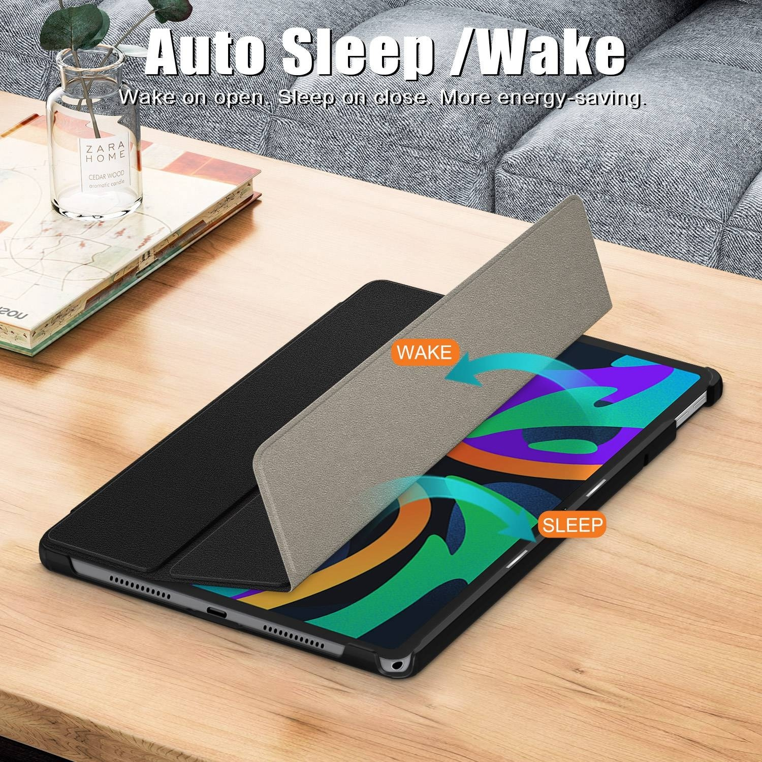 Tablet mit grauem Cover, das sich öffnet, mit Text 'Auto Sleep/Wake'. Ein Glas Wasser und ein Buch liegen auf dem Tisch.