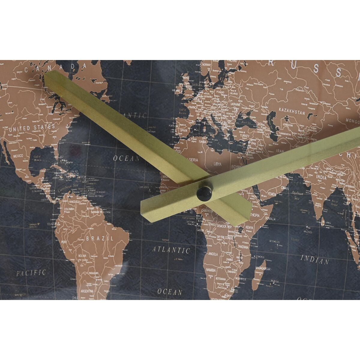 Un orologio con sfondo mappa del mondo. Lancette dorate indicano l'ora. Colori marrone e blu.