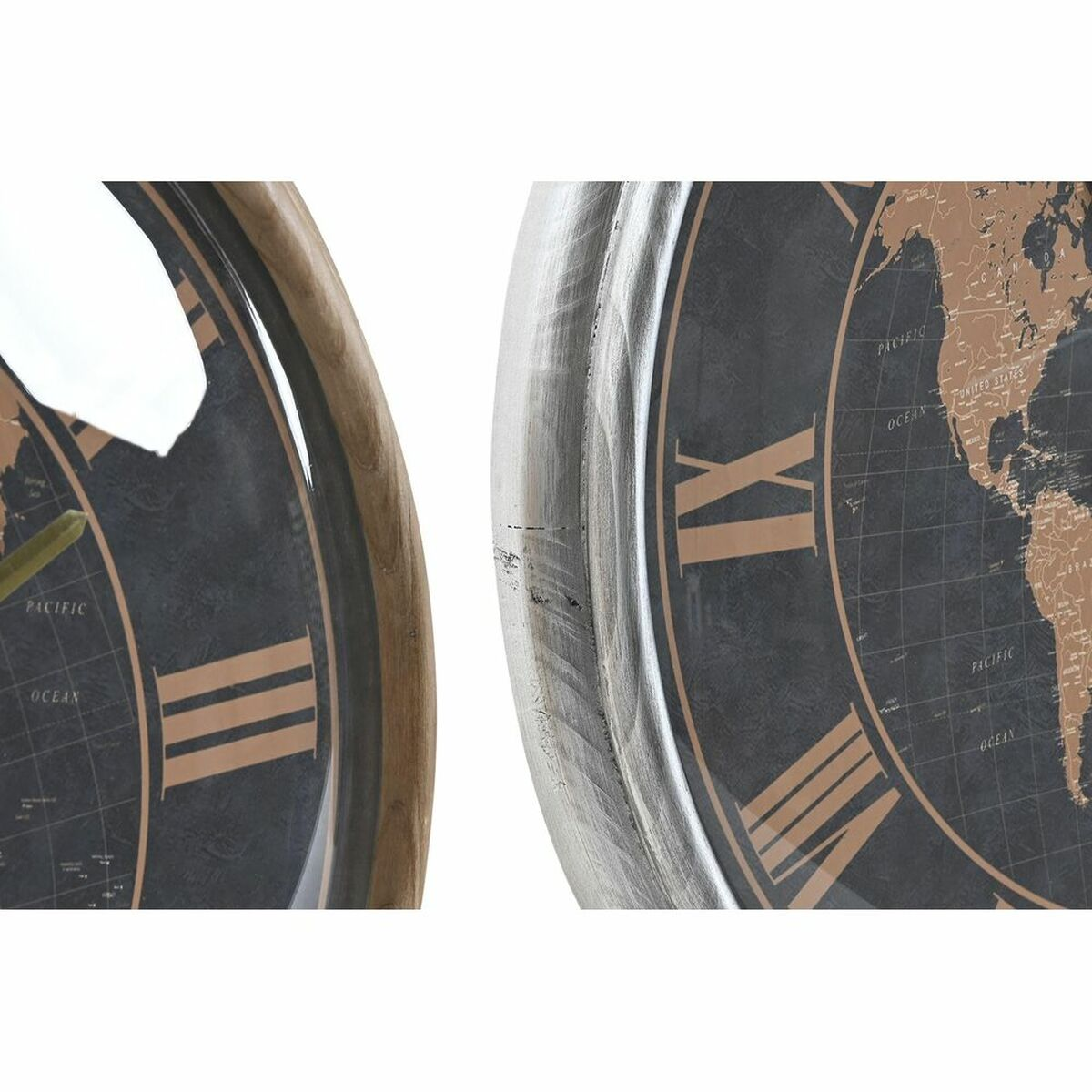 Primo piano di due orologi da parete con mappe del mondo e numeri romani.