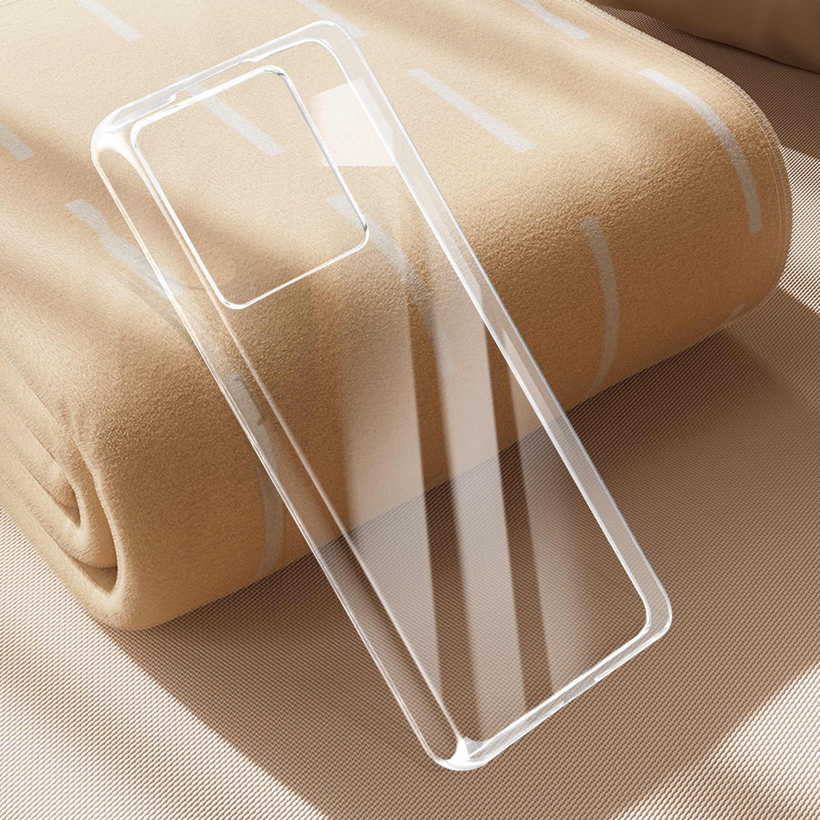Custodia trasparente per telefono, su una coperta beige. La custodia ha un'apertura per la fotocamera.