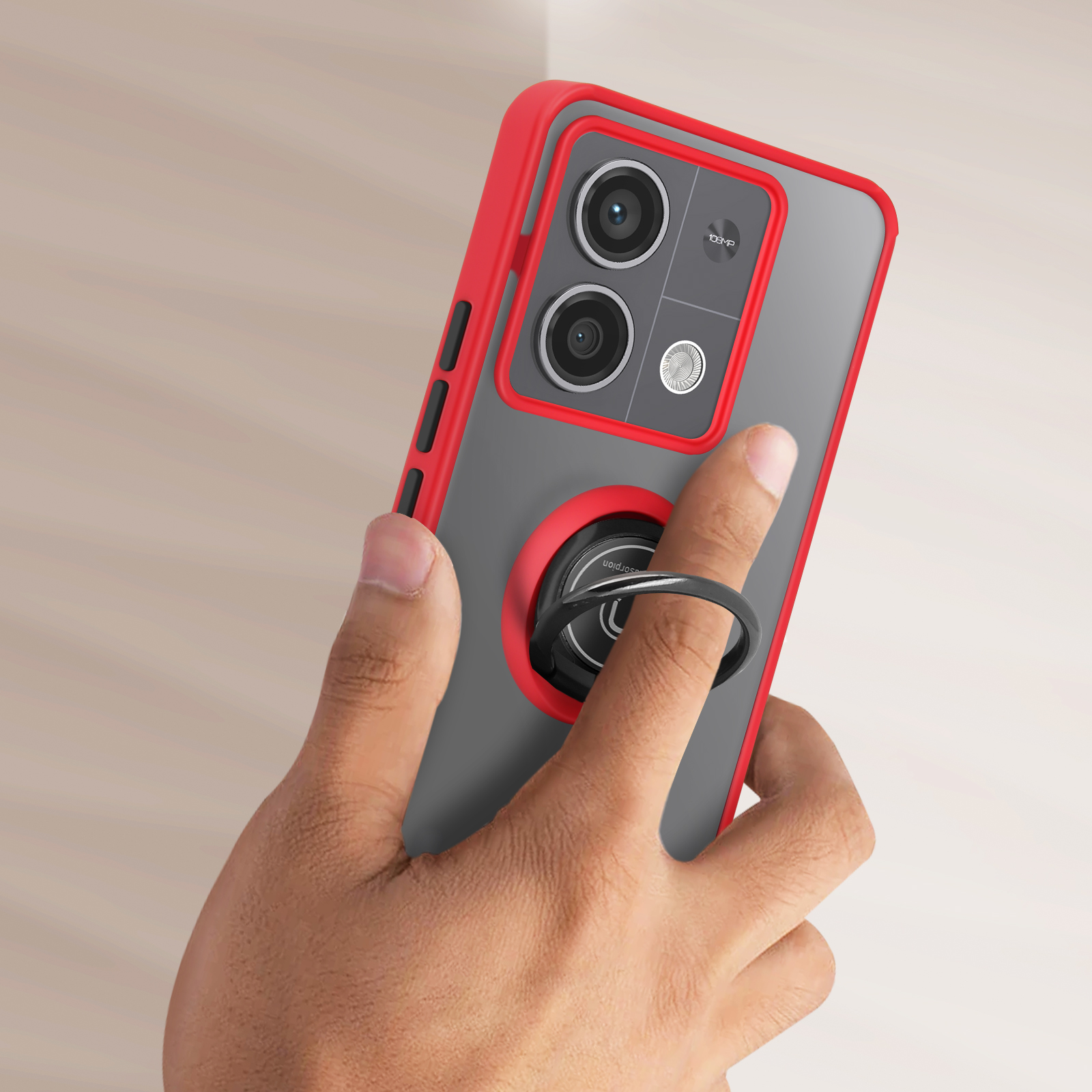 Una mano che tiene un telefono in una custodia rossa e grigia con supporto ad anello.