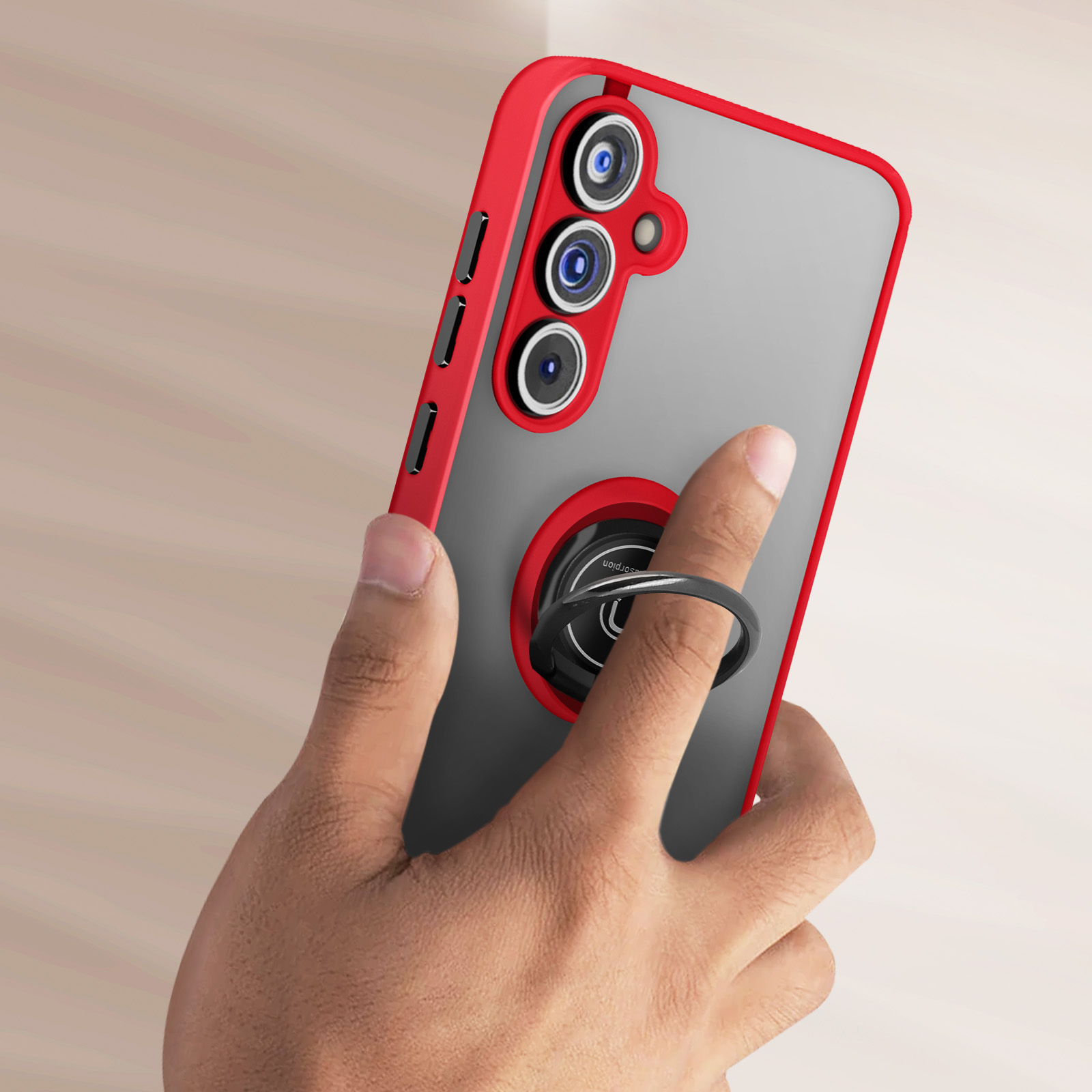 Una mano tiene un telefono con una custodia rossa e grigia e un portanello. Tre fotocamere visibili.