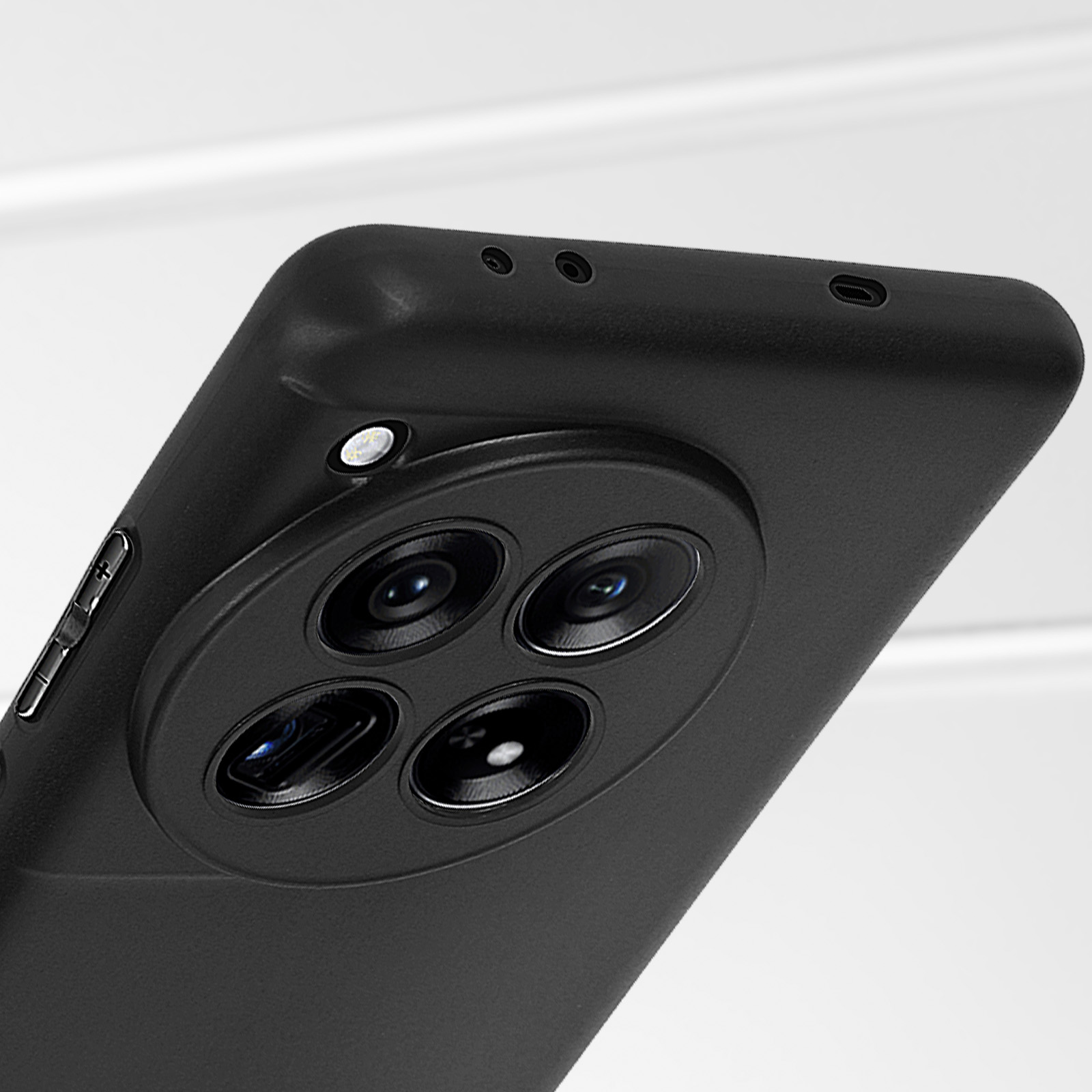 Primo piano di un telefono nero con più fotocamere posteriori.