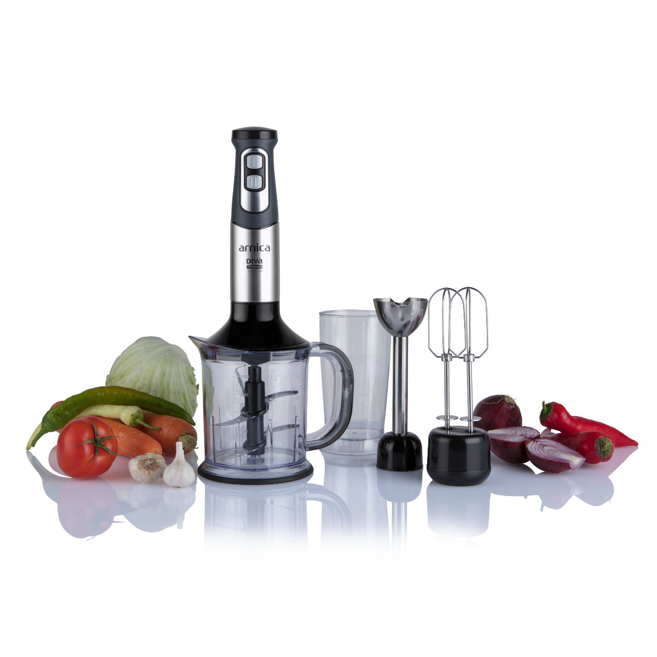Ein Mixer mit Gemüse, einem Glas und anderem Zubehör. Zum Gemüse gehören Salat, Tomaten und Paprika.