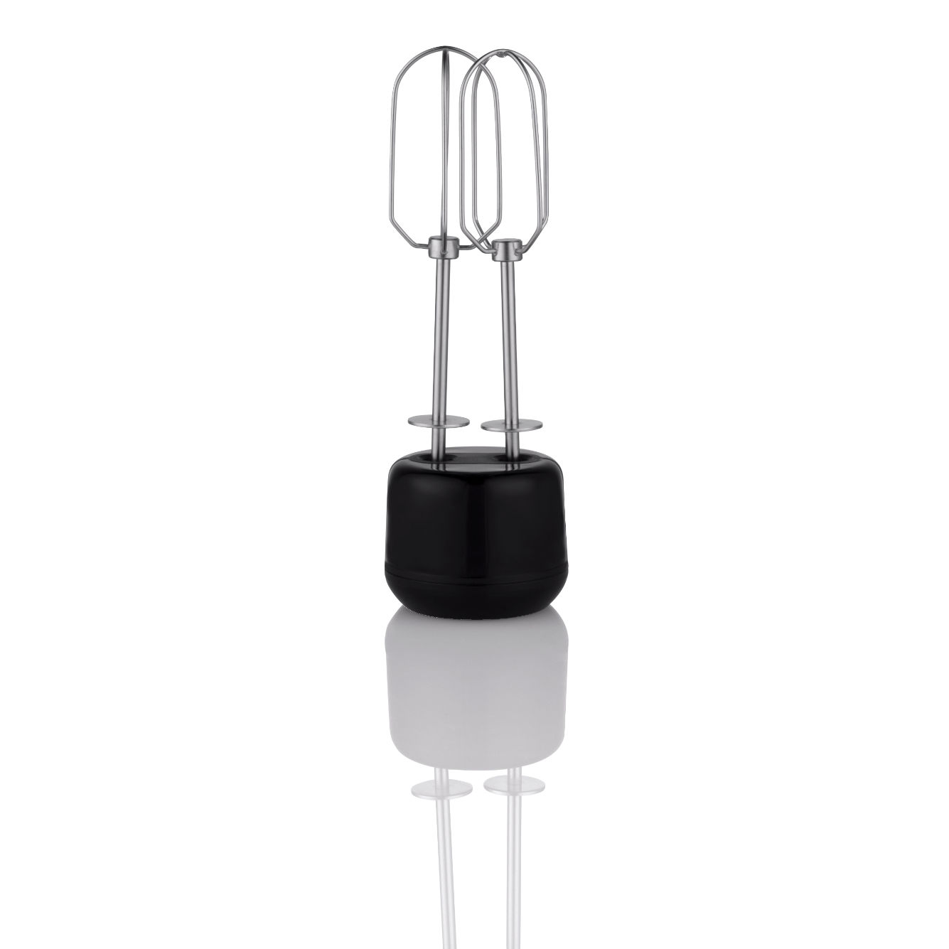 Schwarzer elektrischer Handmixer auf weißer Oberfläche, mit Reflexion darunter sichtbar.
