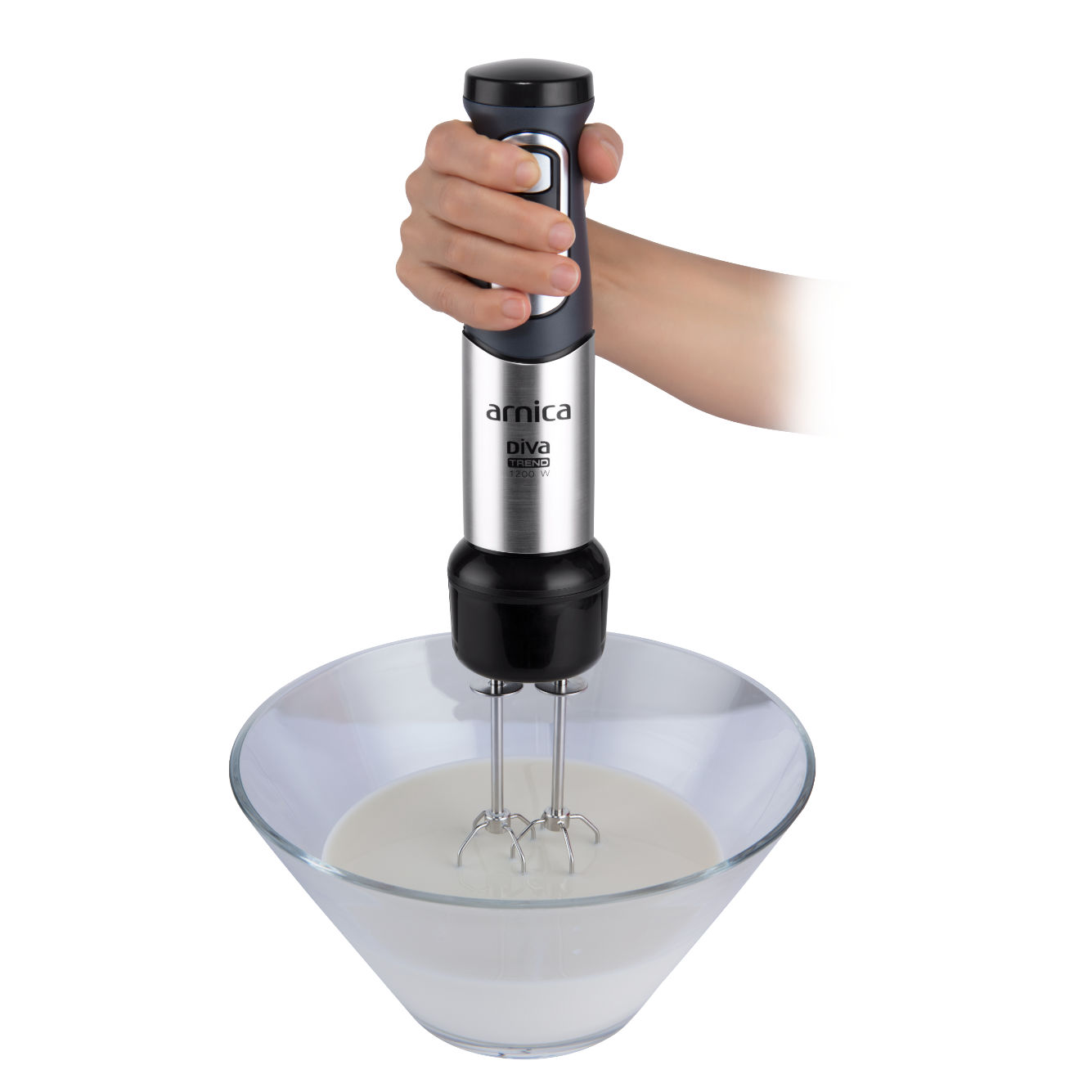 Eine Hand benutzt einen silber-schwarzen Stabmixer, der weiße Flüssigkeit in einer Glasschüssel mixt.