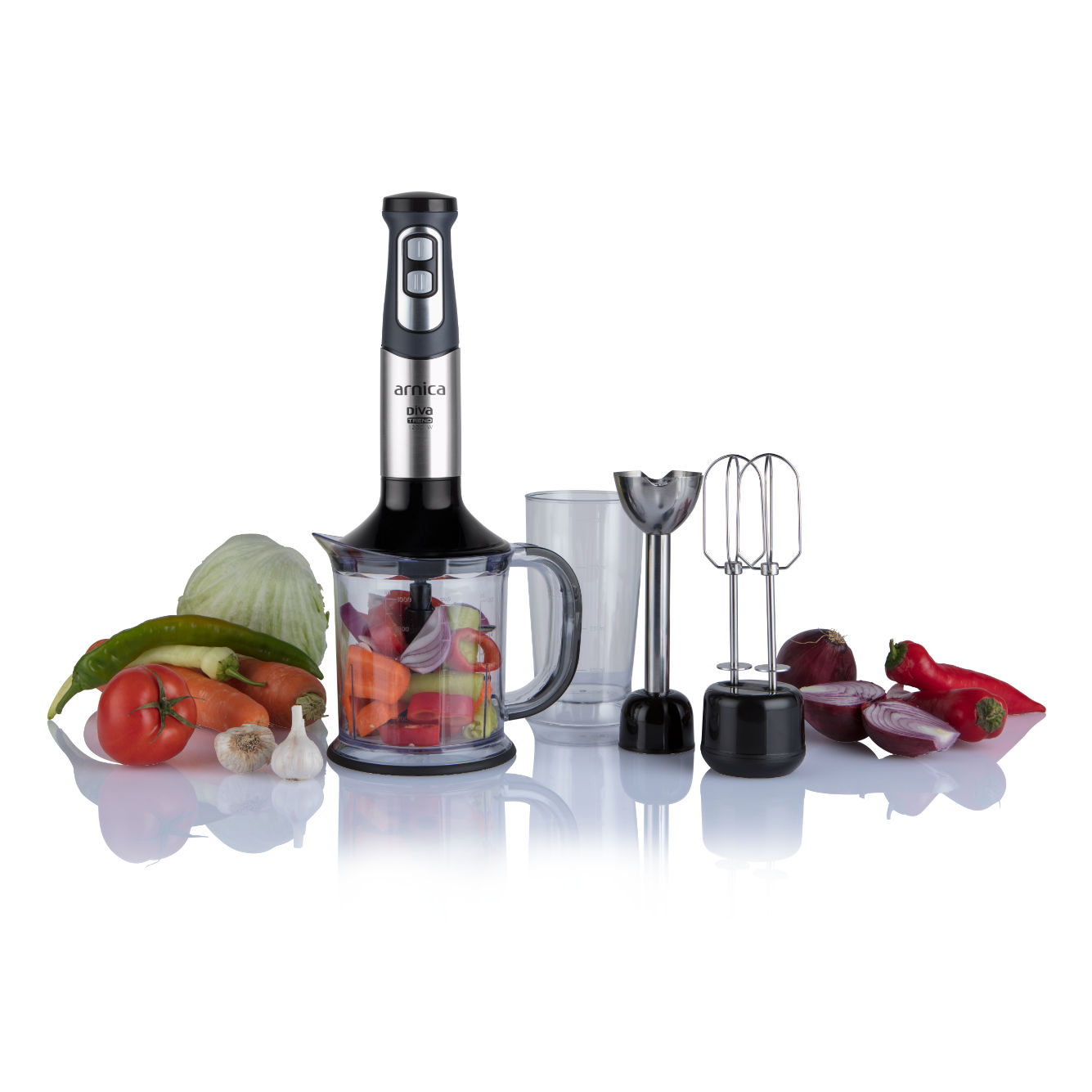 Ein Mixer mit Zubehör und Gemüse, auf weißer Oberfläche angeordnet.