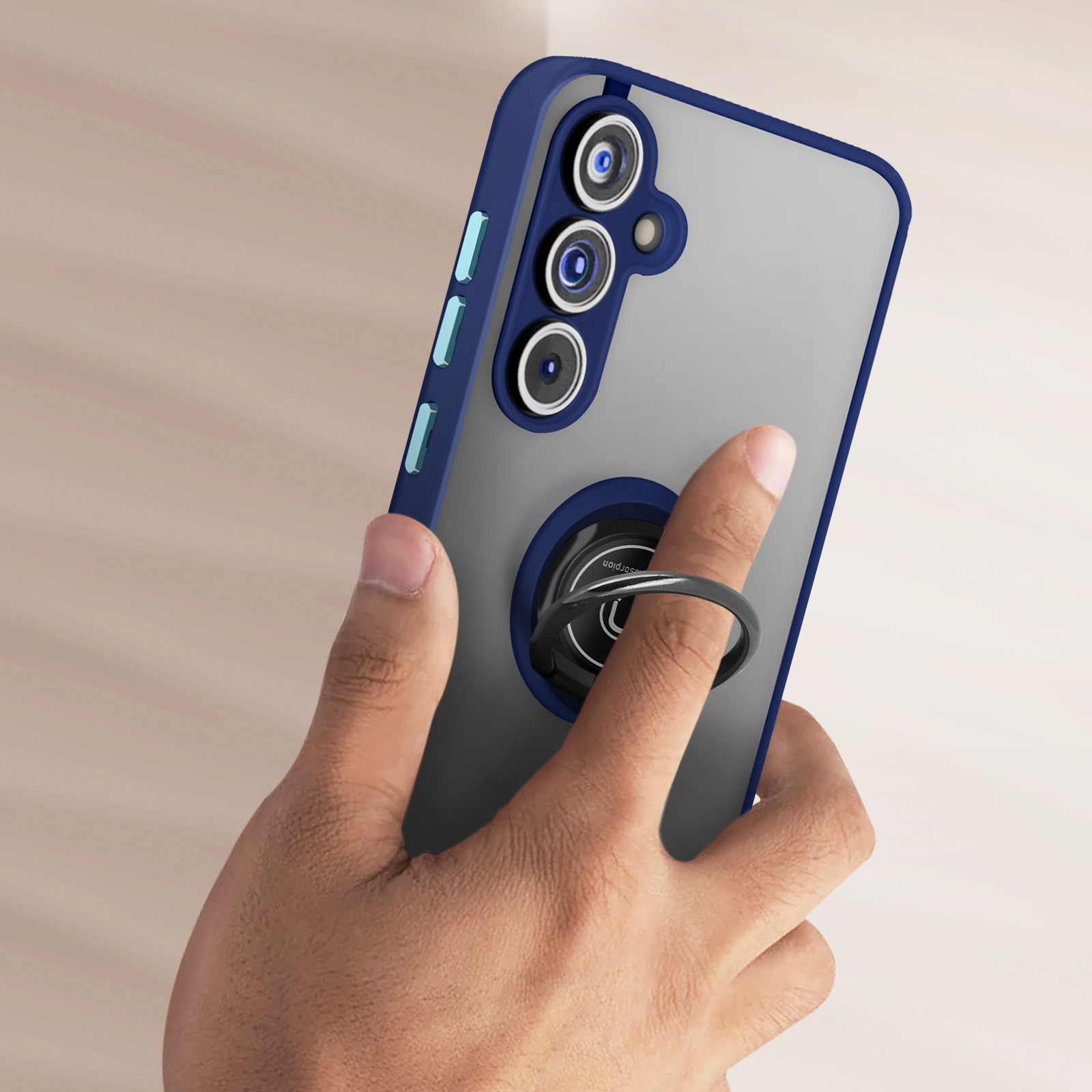 Custodia blu e grigia con anello di supporto. Tre fotocamere. Mano che tiene il telefono.
