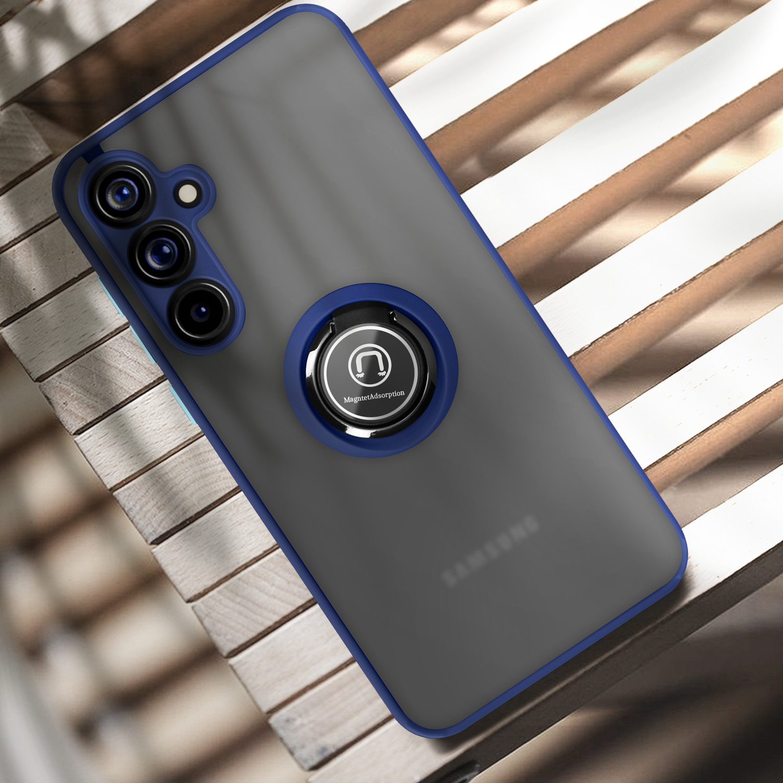 Custodia per telefono con bordo blu e supporto ad anello su superficie in legno.