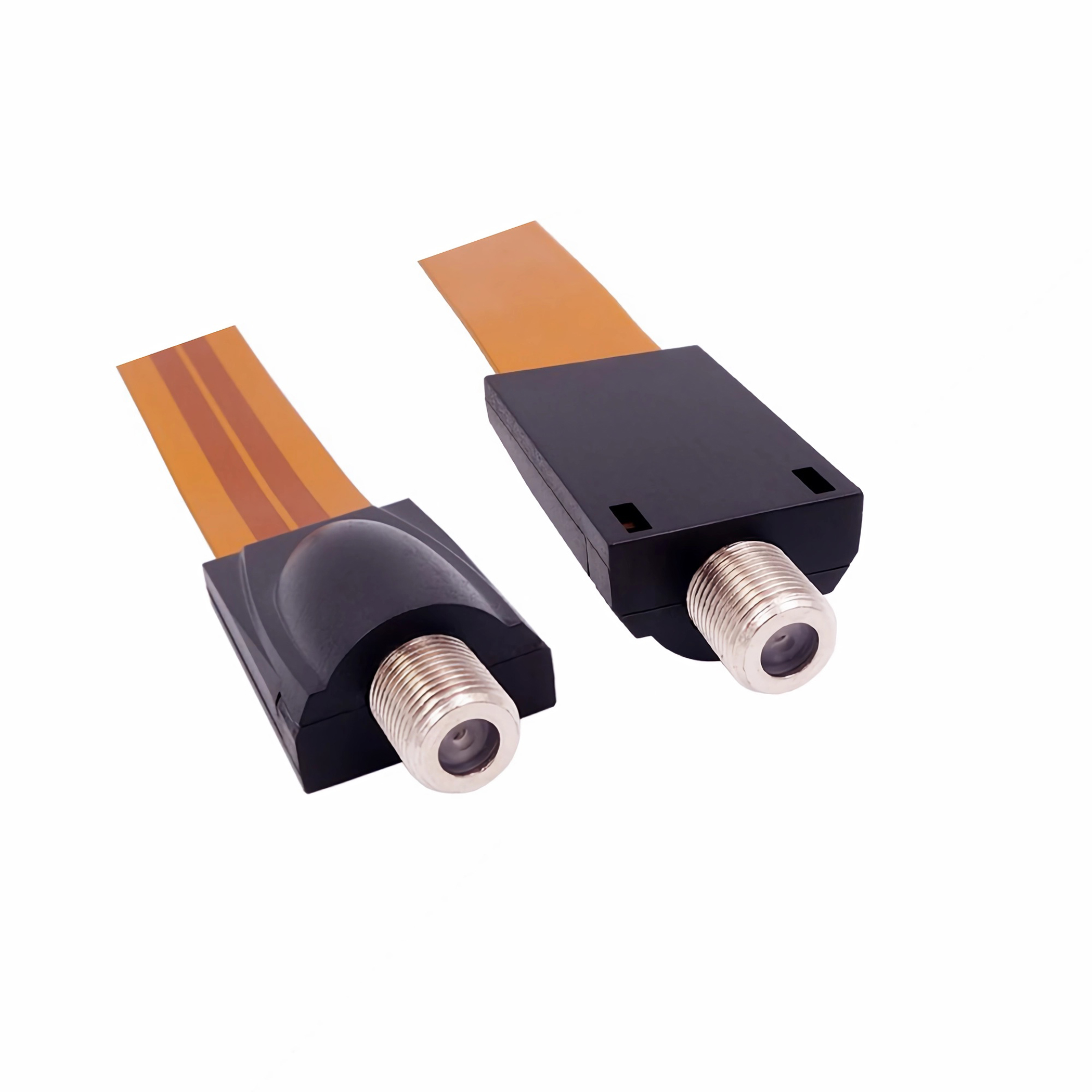 Zwei schwarze F-Typ-Stecker, die mit einem flachen, braunen Kabel verbunden sind. Die Stecker sind silbern und haben ein Gewindeende.