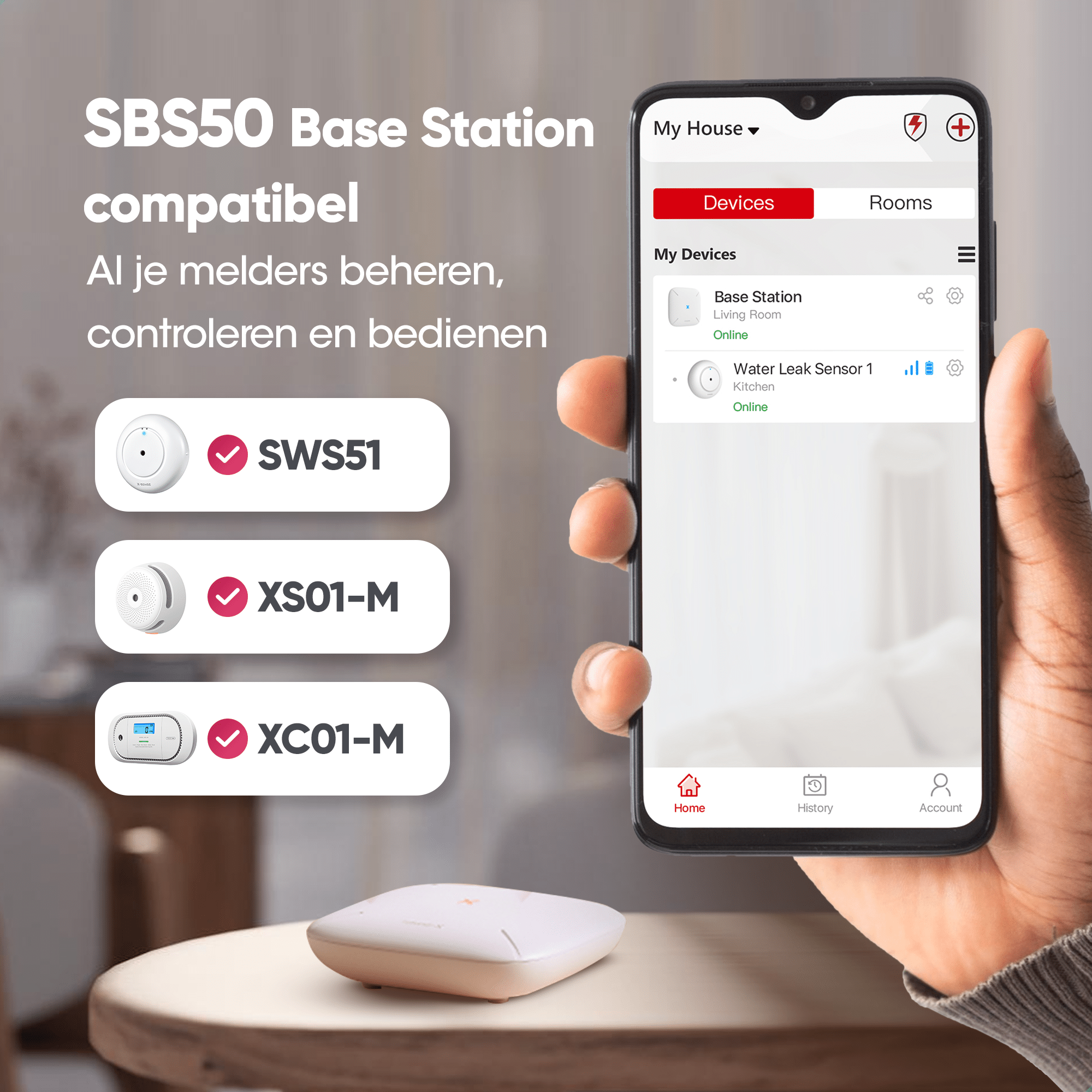 Ein Mobiltelefon zeigt eine Smart-Home-App mit verbundenen Geräten an.