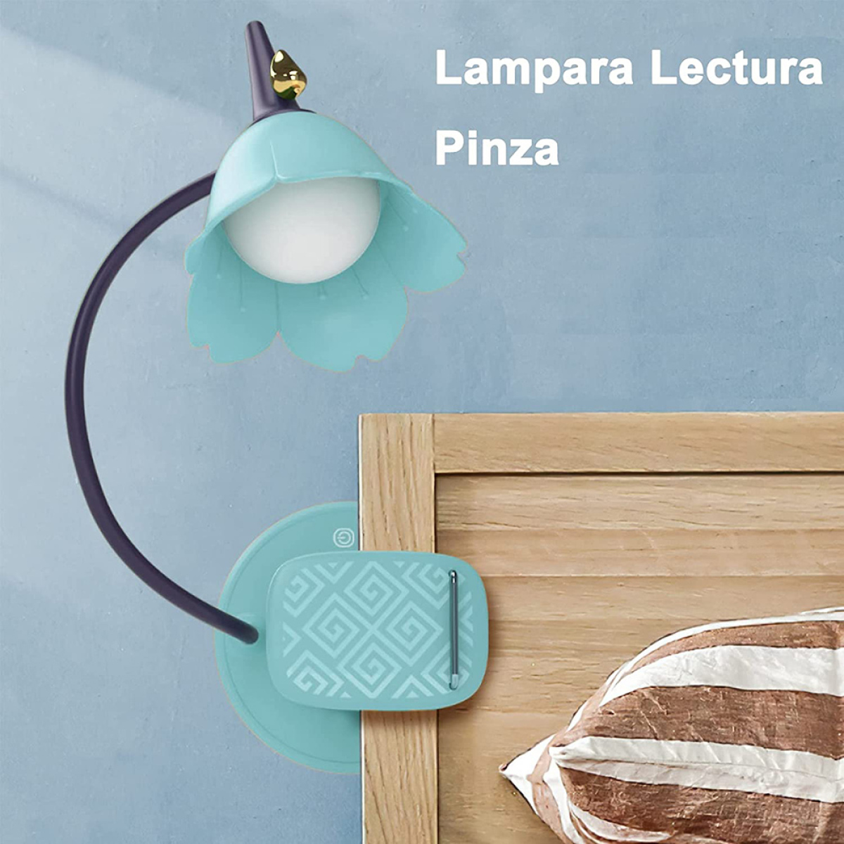 Eine blau-weiße Leselampe an einem hölzernen Bettrahmen befestigt. Die Lampe ist an.