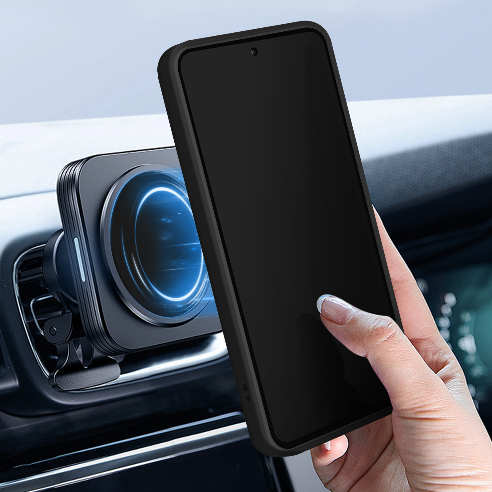 Un telefono nero è montato in un'auto. Una mano tiene il telefono, mostrando lo schermo.