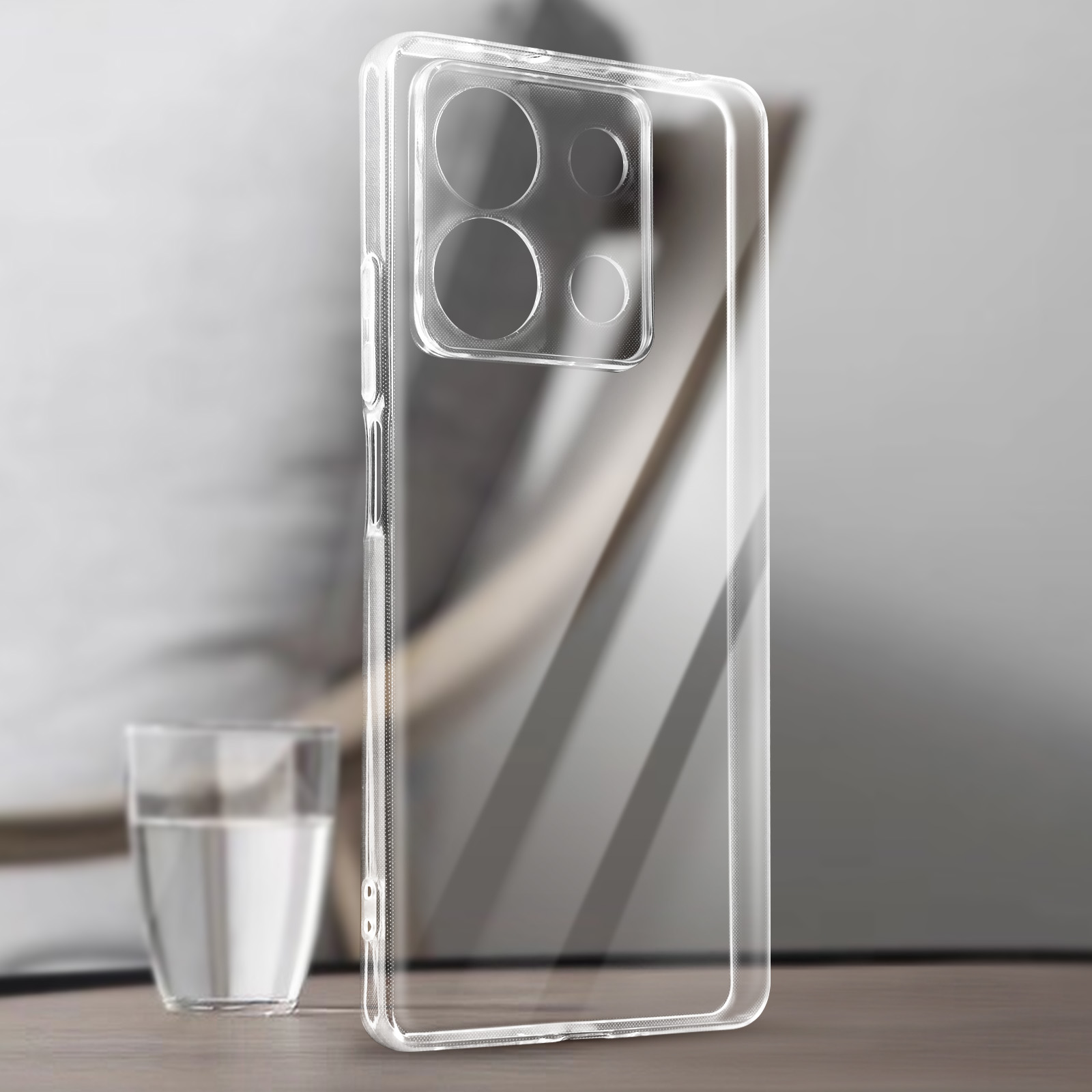 Una custodia trasparente per telefono, con un contorno del telefono e ritagli per la fotocamera. Un bicchiere d'acqua nell'angolo in basso a sinistra.