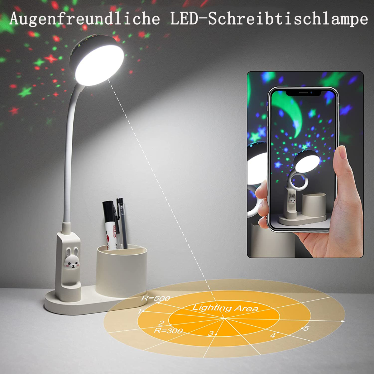Eine weiße Schreibtischlampe mit Hasenmotiv, die einen Schreibtisch mit Stiften, einem Telefon und einer Lichtprojektion beleuchtet.