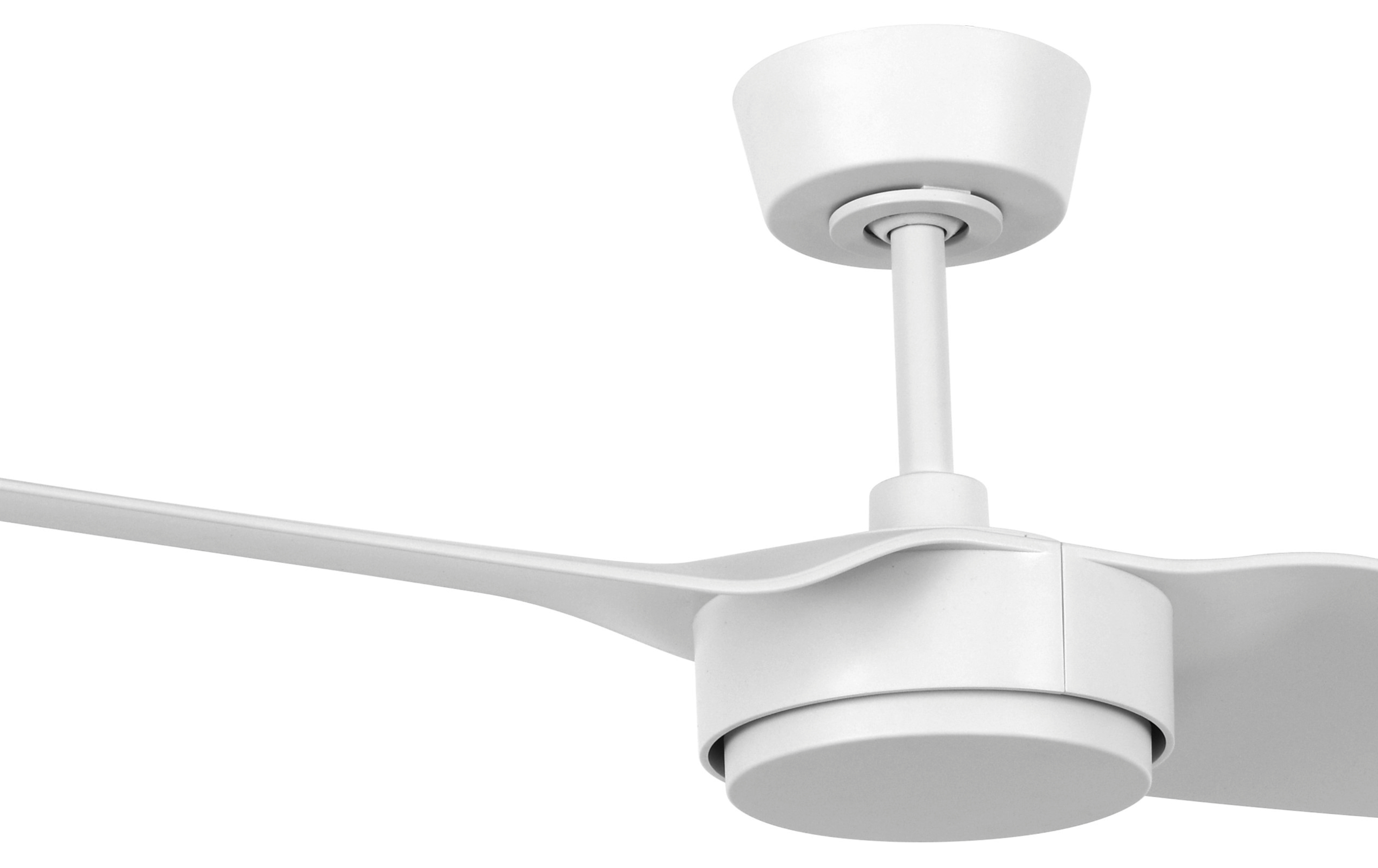 Weißer Deckenventilator, Nahaufnahme. Die Flügel sind gebogen und der Ventilator vor weißem Hintergrund.