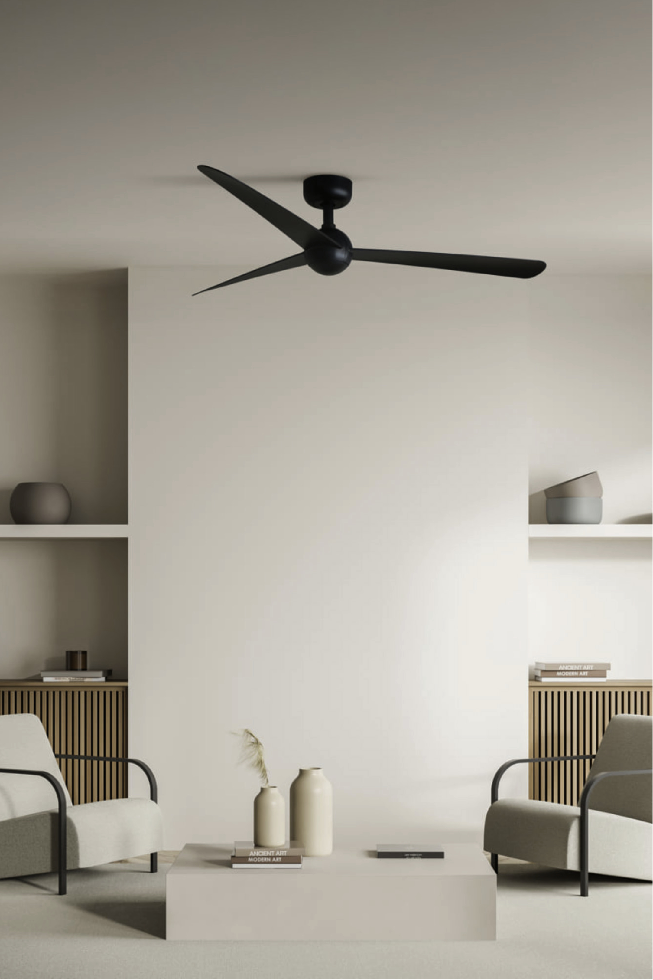 Innenraum mit Deckenventilator, Stühlen und Couchtisch. Die Wände sind beige.