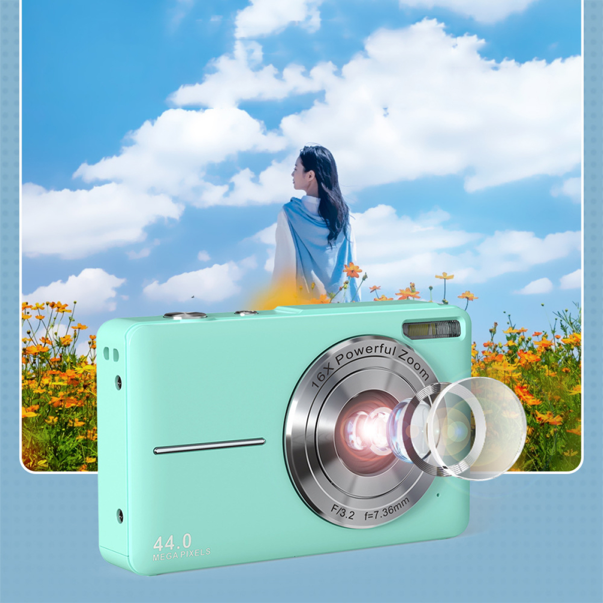 Eine mintgrüne Kamera mit großem Objektiv, eine Frau im Hintergrund und ein Himmel mit Wolken.