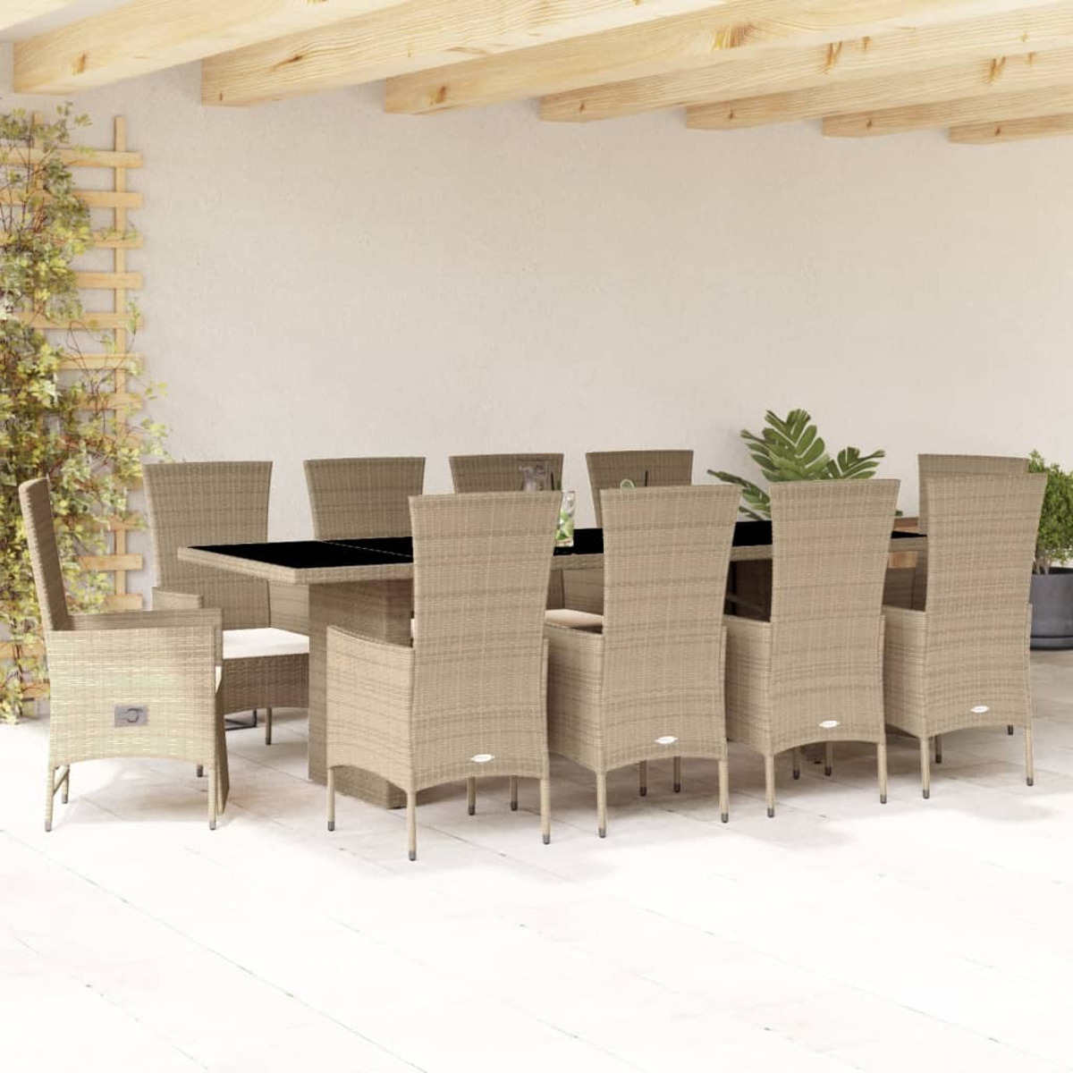 Essgruppe im Freien. Beige gewebte Stühle und Tisch. Weiße Wand, Holzbalken und Pflanzen.