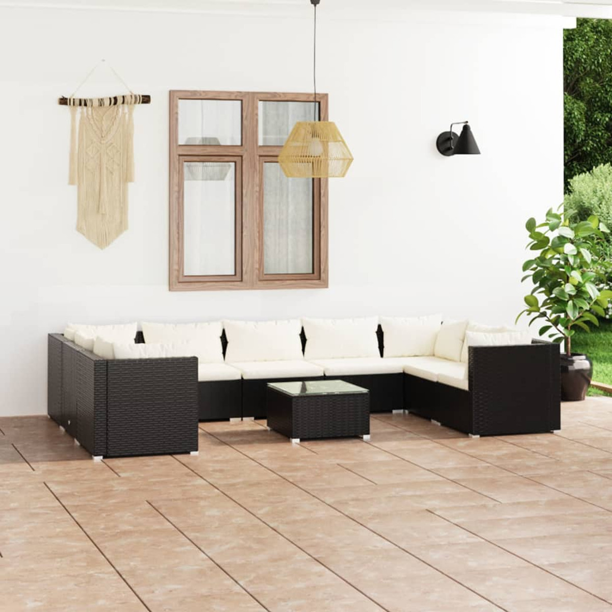 Outdoor-Terrassenmöbel-Set mit schwarzem Rahmen und weißen Kissen.