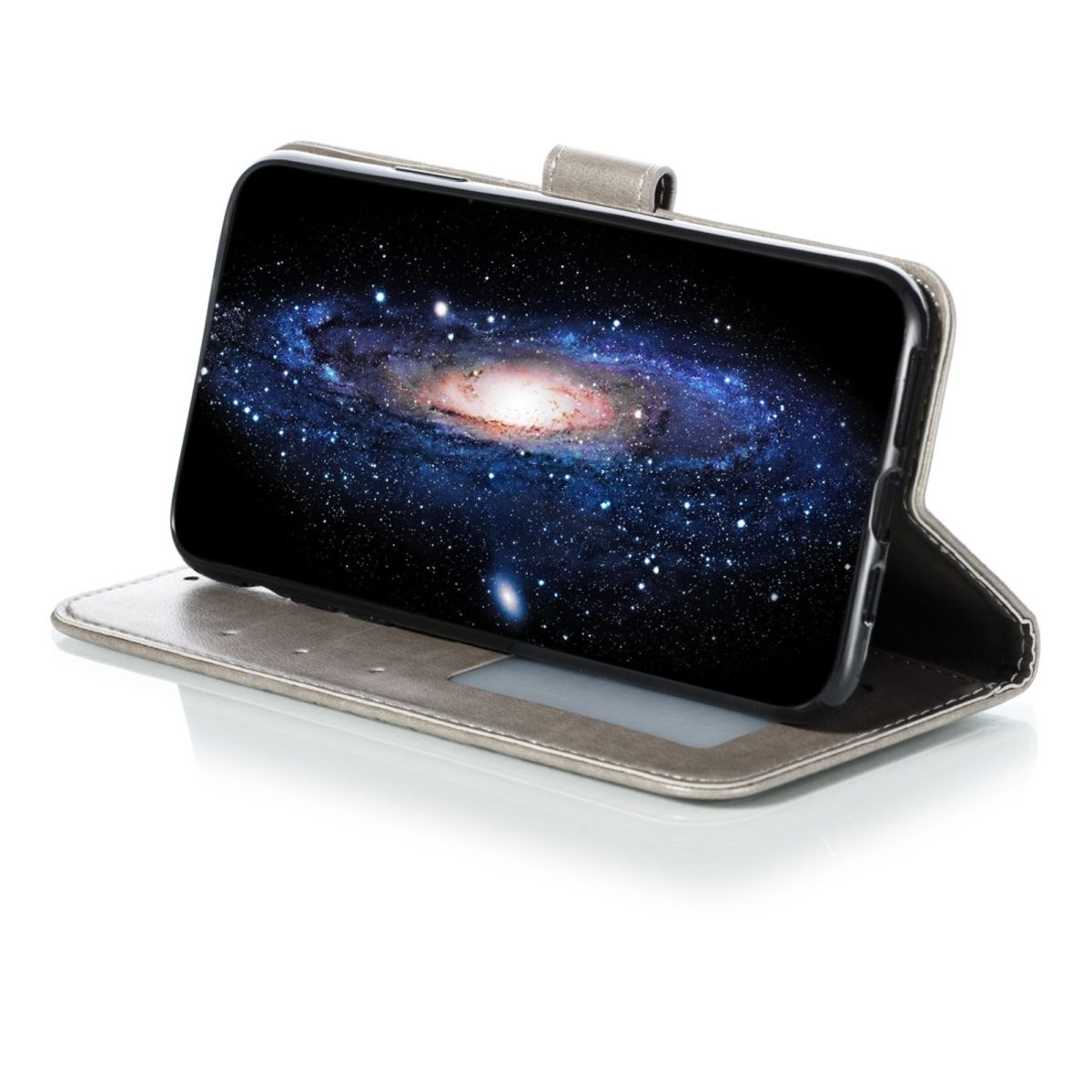 Ein Telefon in einer grauen Brieftasche, das ein Galaxiebild auf dem Bildschirm zeigt, geöffnet.