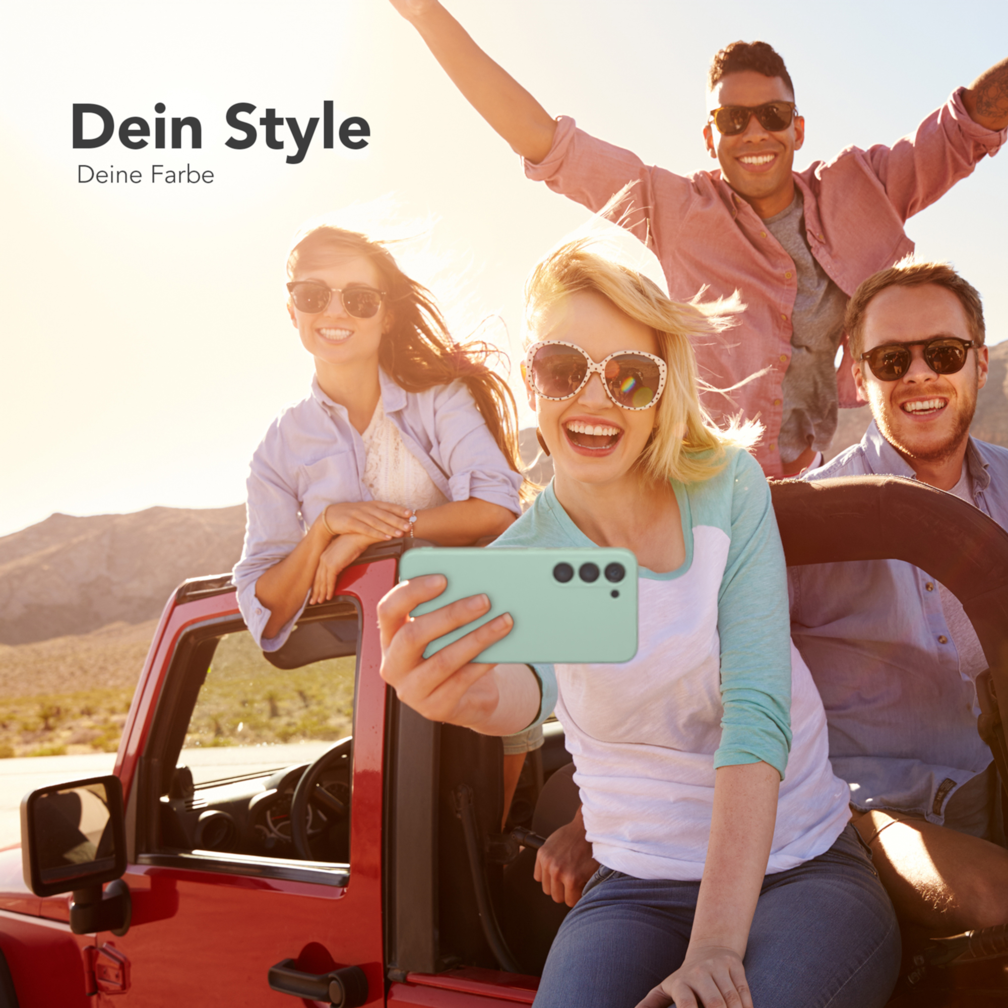 Gruppe von Leuten in einem roten Jeep, die ein Selfie mit einer grünen Handyhülle machen.