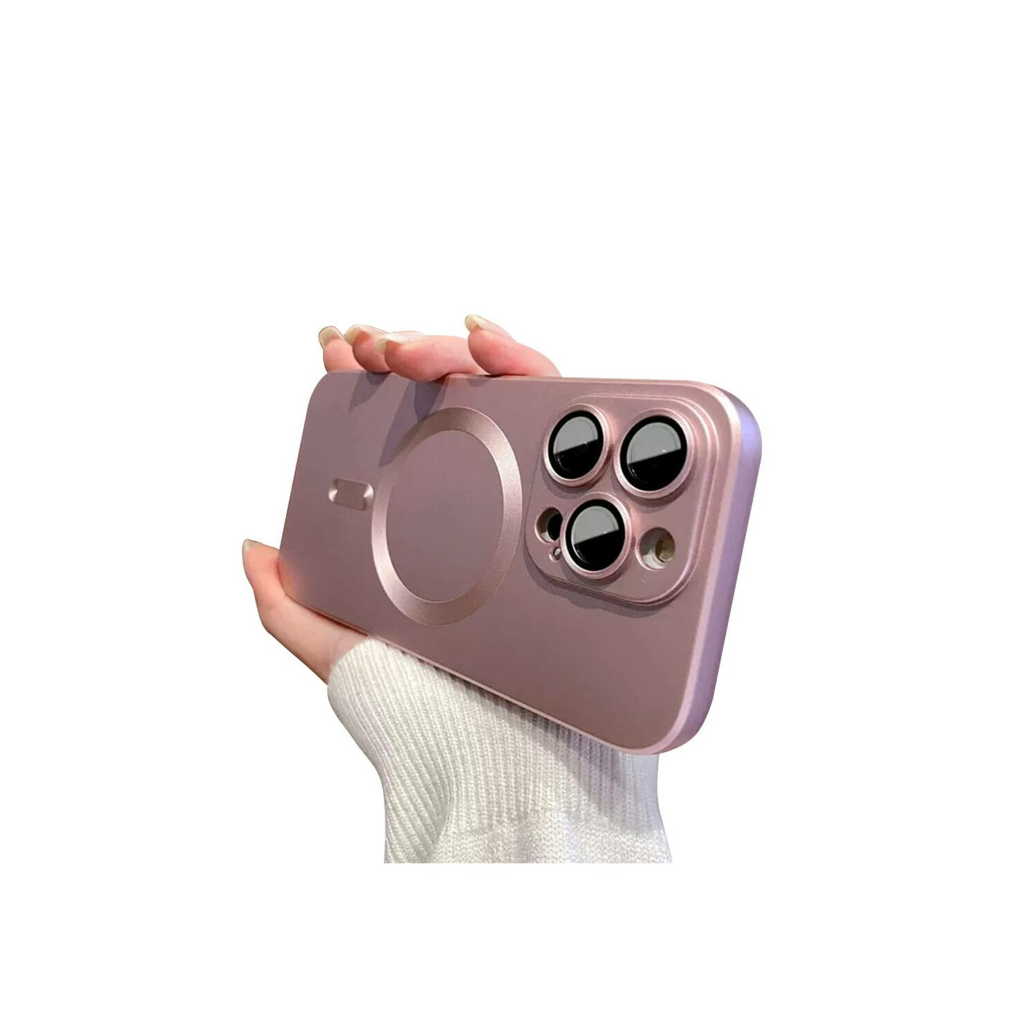 Mano che tiene una custodia rosa per telefono con fori per fotocamera e cerchio magnetico. Sfondo bianco.