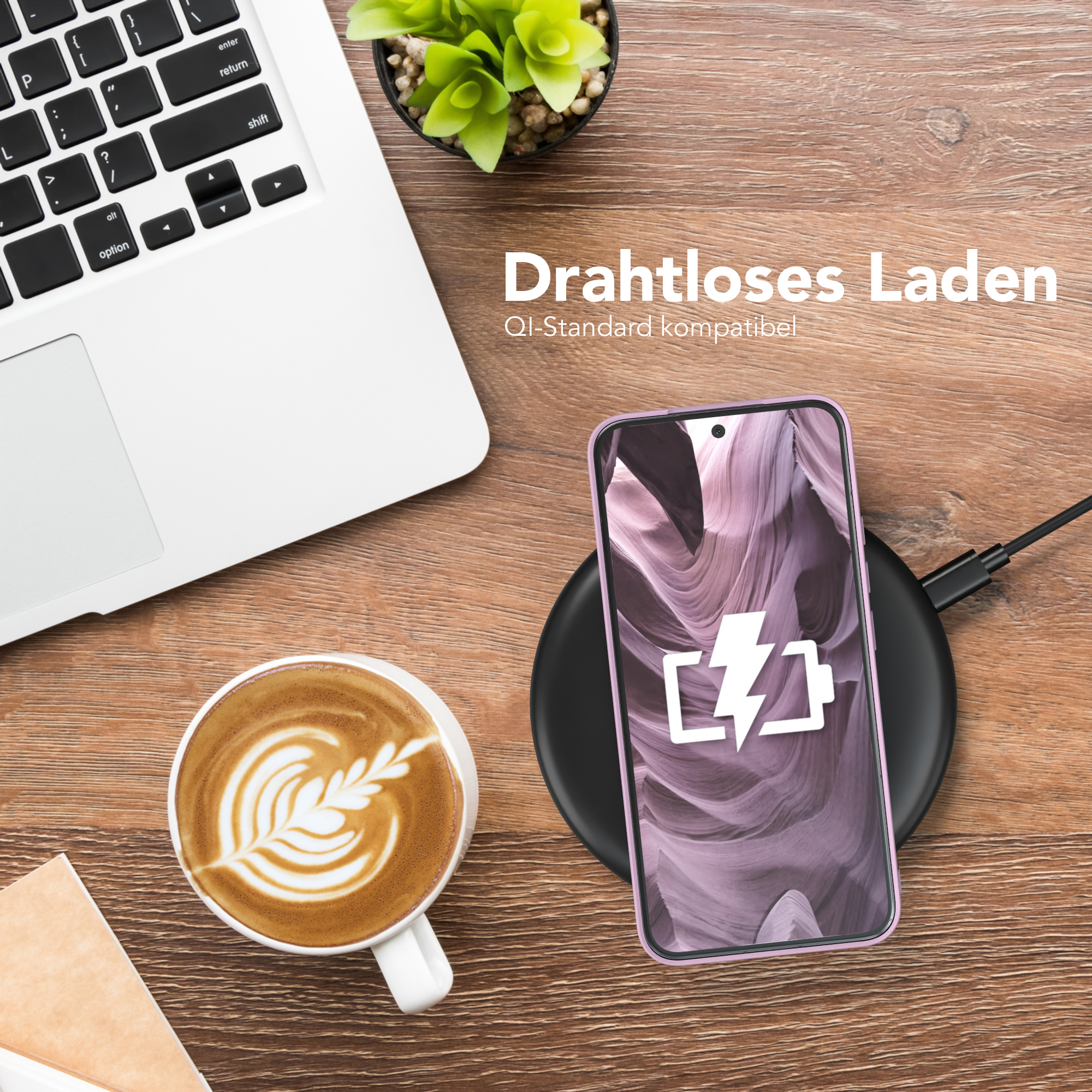 Telefon, das drahtlos neben einer Kaffeetasse und einem Laptop geladen wird.