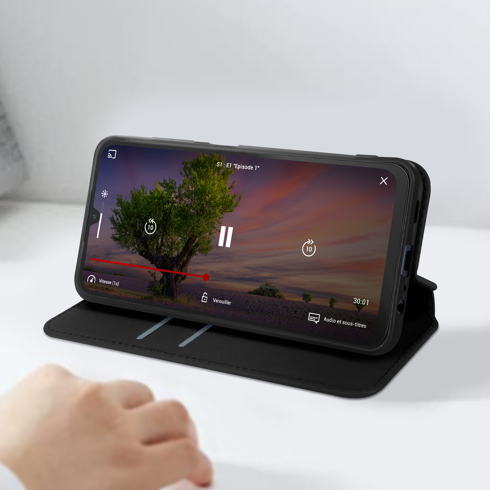 Un telefono nero in una custodia, che mostra un video.