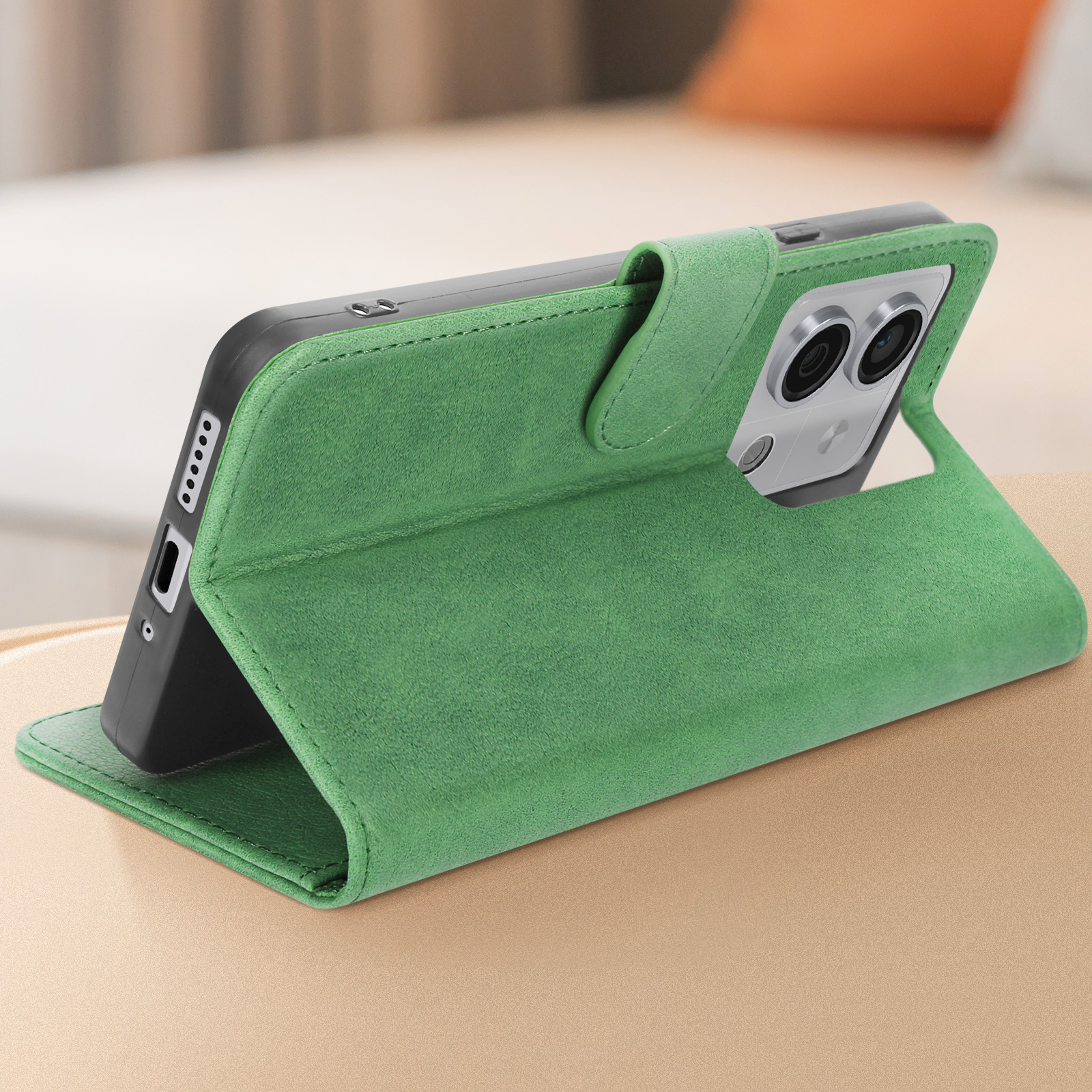 Una custodia verde appoggiata, che tiene un telefono su un tavolo.