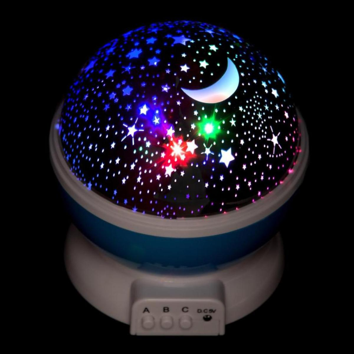 Sternprojektor-Lampe. Blaue Basis, weißes Oberteil. Projiziert Sterne, Mond und Farben auf dunkle Oberfläche.