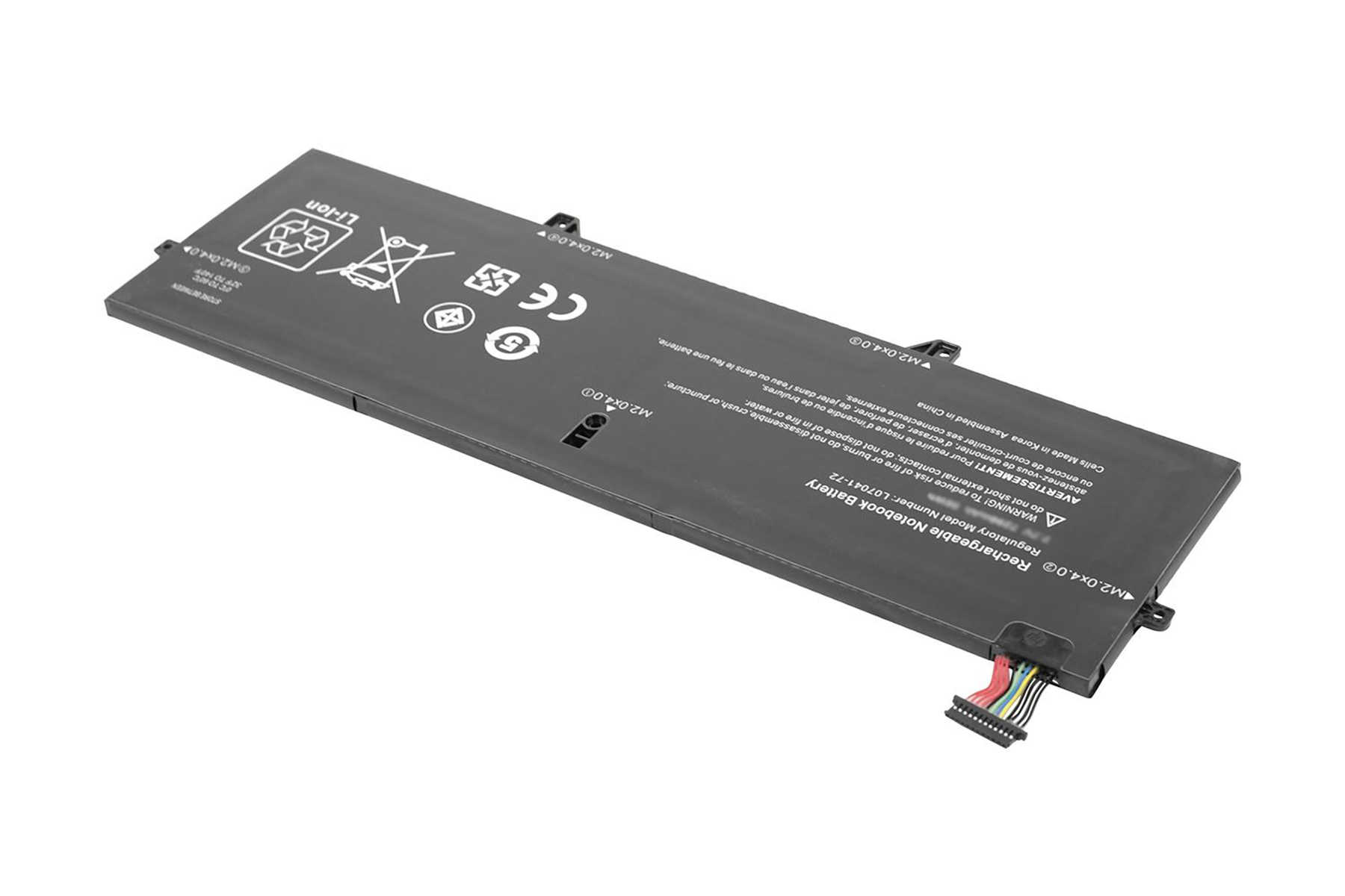 Batteria per laptop su sfondo bianco. Colore nero con etichette di avvertenza e connettore.