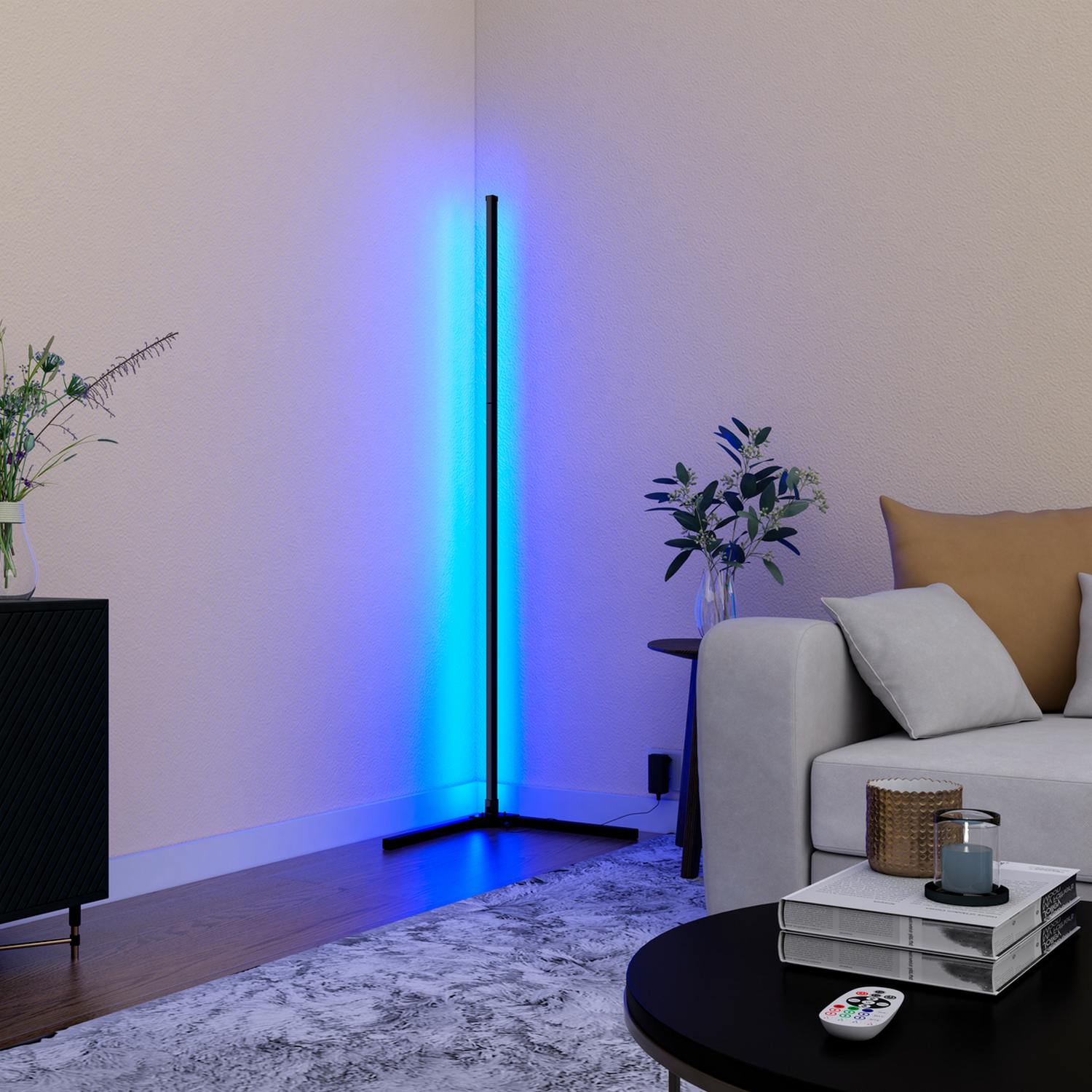 Narożna lampa podłogowa z niebieskim światłem na tle jasnoróżowej ściany, z białą sofą i dekoracjami.