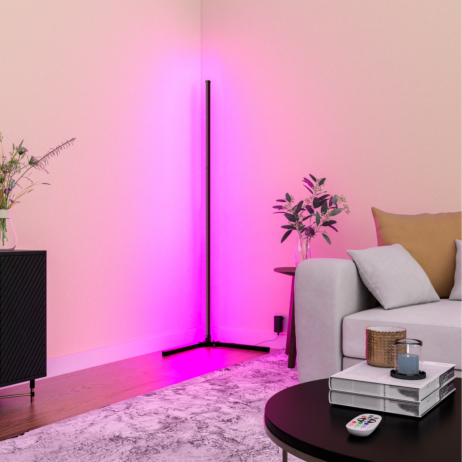 Róg salonu z różową ścianą gradientową i czarną lampą narożną. Meble i dekoracje.