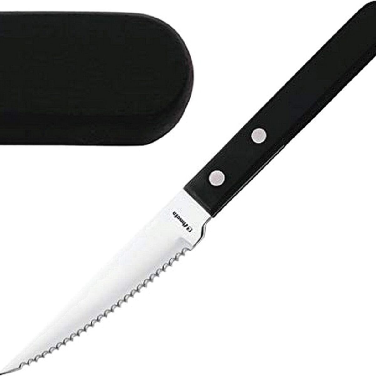 Ein Steakmesser mit schwarzem Griff und gezahnter Klinge, auf weißem Hintergrund platziert.