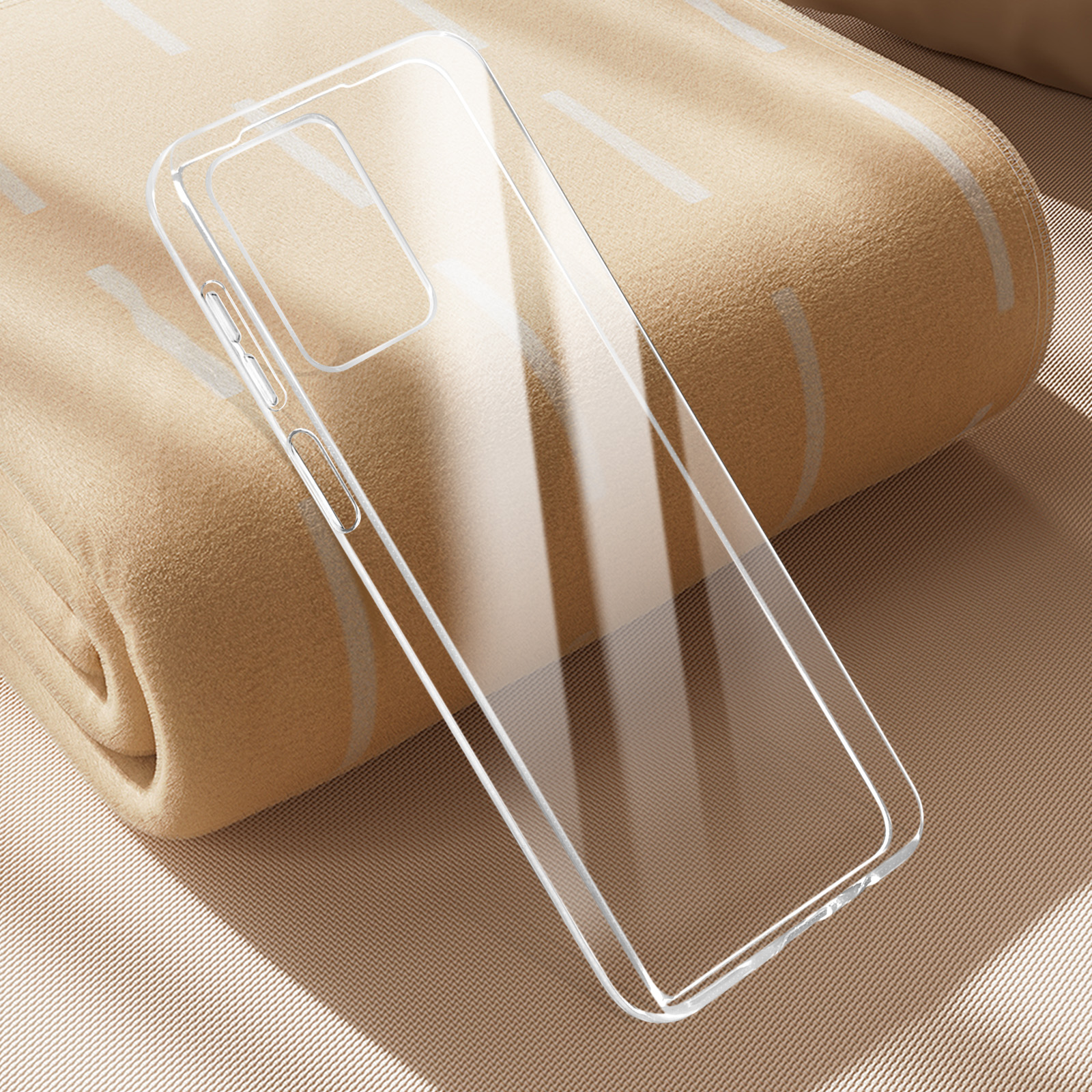 Una custodia trasparente per telefono su una coperta beige. La custodia è trasparente e protegge il telefono.