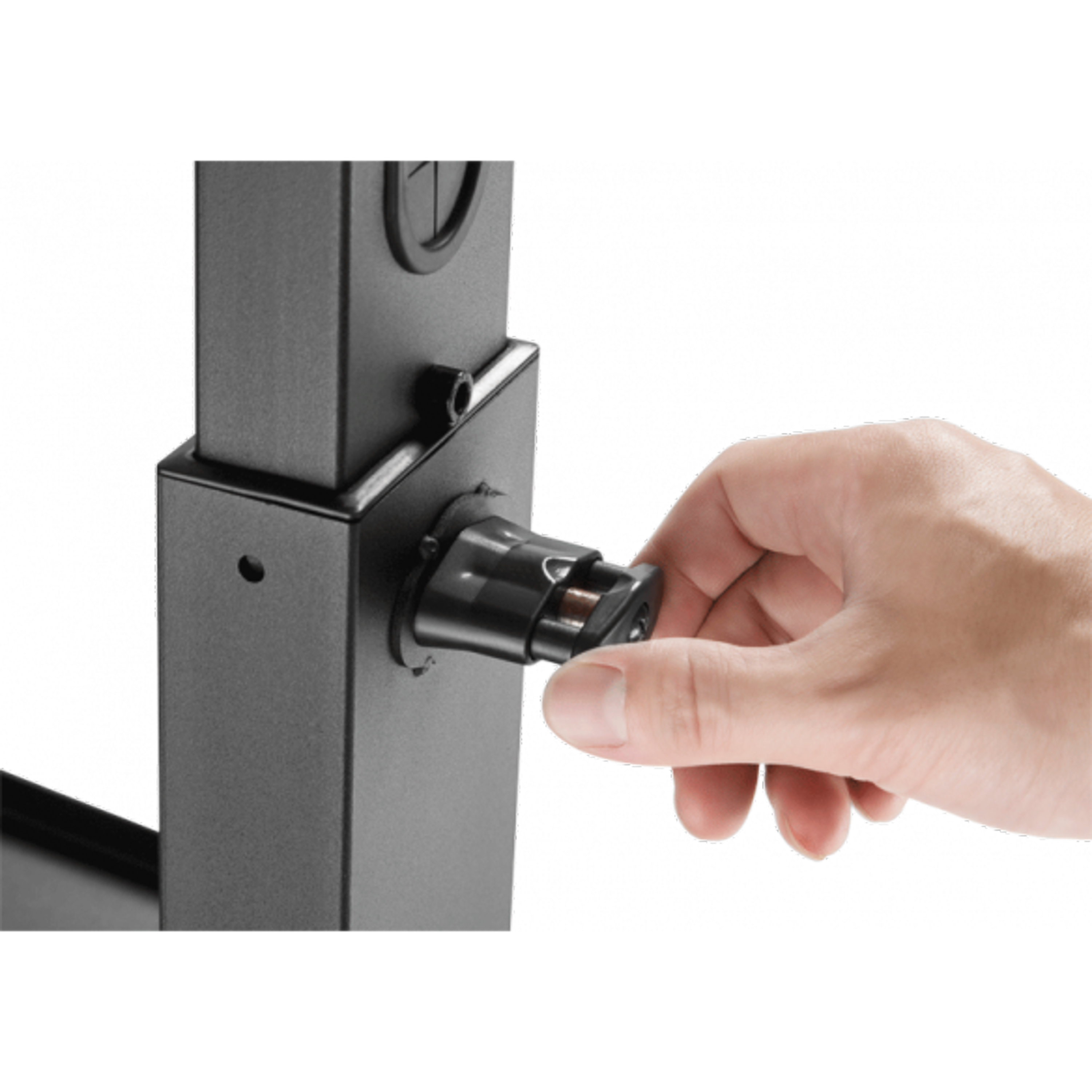Hand bedient einen schwarzen Mechanismus. Schwarzer Metallrahmen, Nahaufnahme.