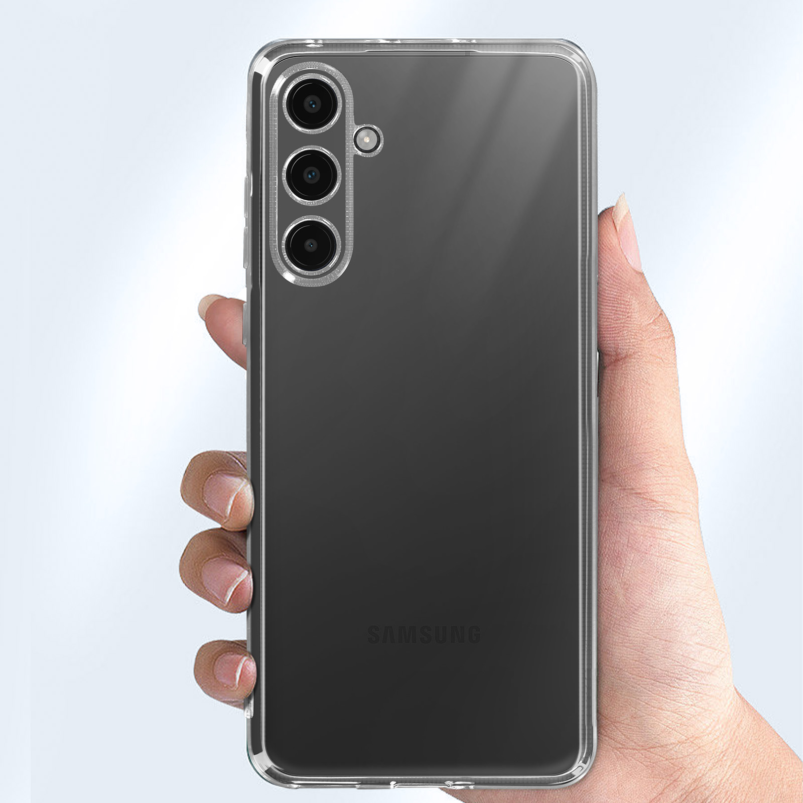 Una custodia trasparente per telefono tenuta in mano, che mostra la fotocamera del telefono.