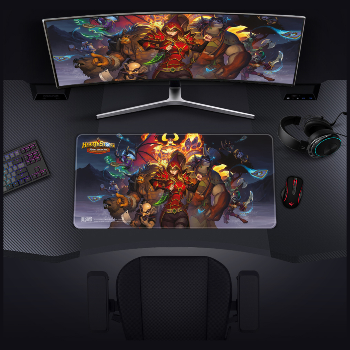 Gaming-Setup mit gekrümmtem Monitor, Hearthstone-Mauspad, Tastatur, Kopfhörern und Maus.