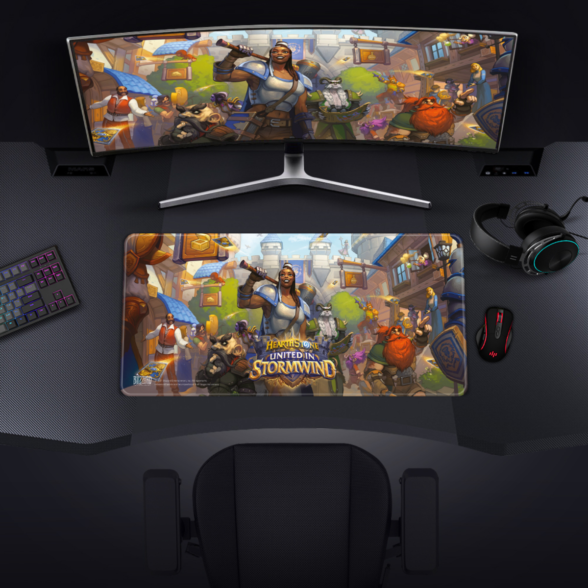 Gaming-Setup mit einem gebogenen Monitor, Maus, Tastatur und Mauspad mit einer Spielszene.