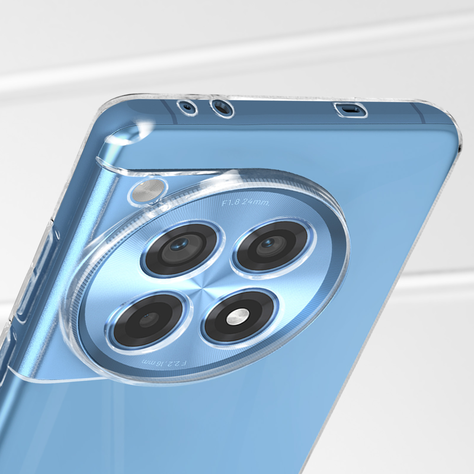 Primo piano dell'obiettivo della fotocamera di un telefono coperto da una custodia trasparente. Lo sfondo è blu.