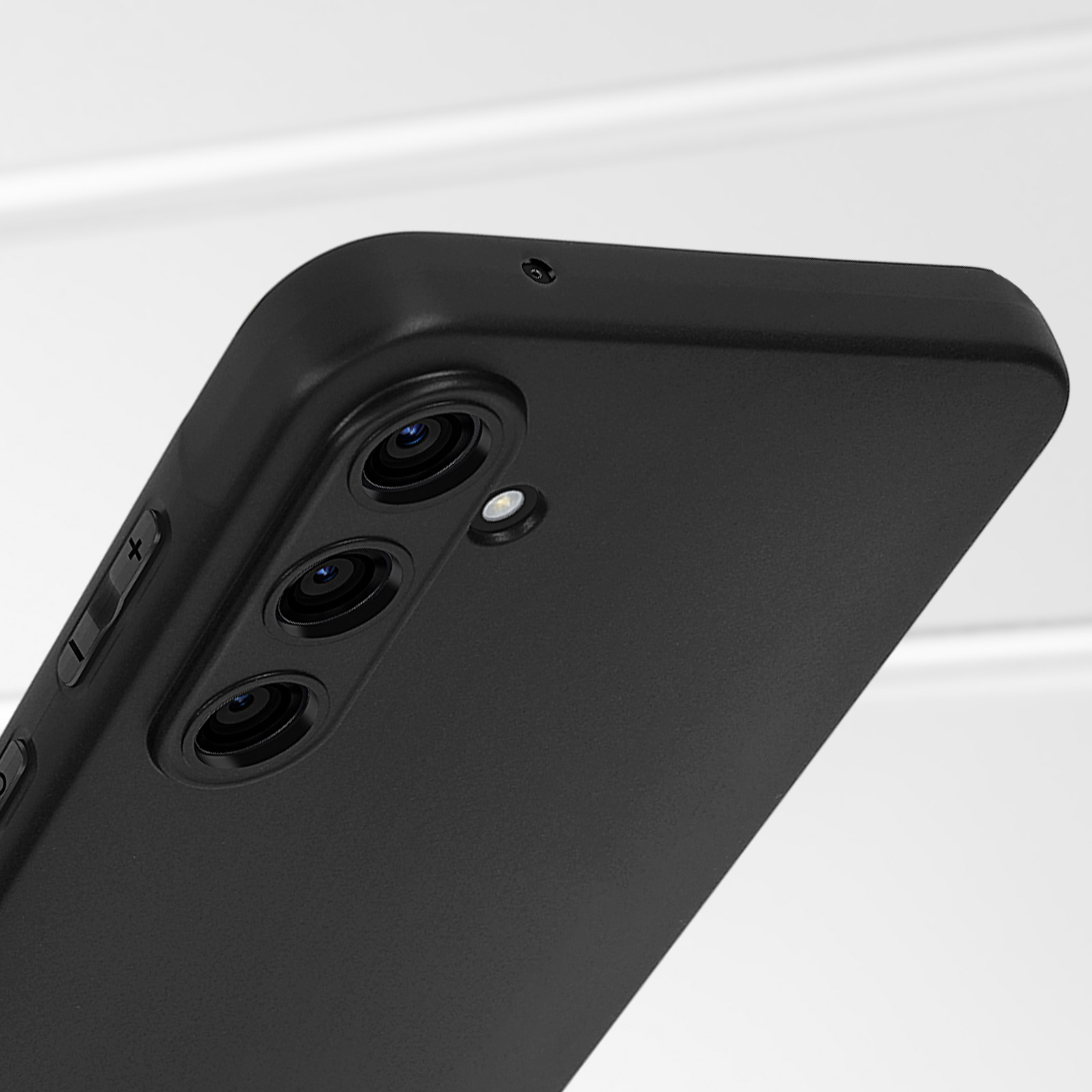Primo piano di una custodia nera per telefono. Mostra i ritagli per fotocamera e pulsanti.