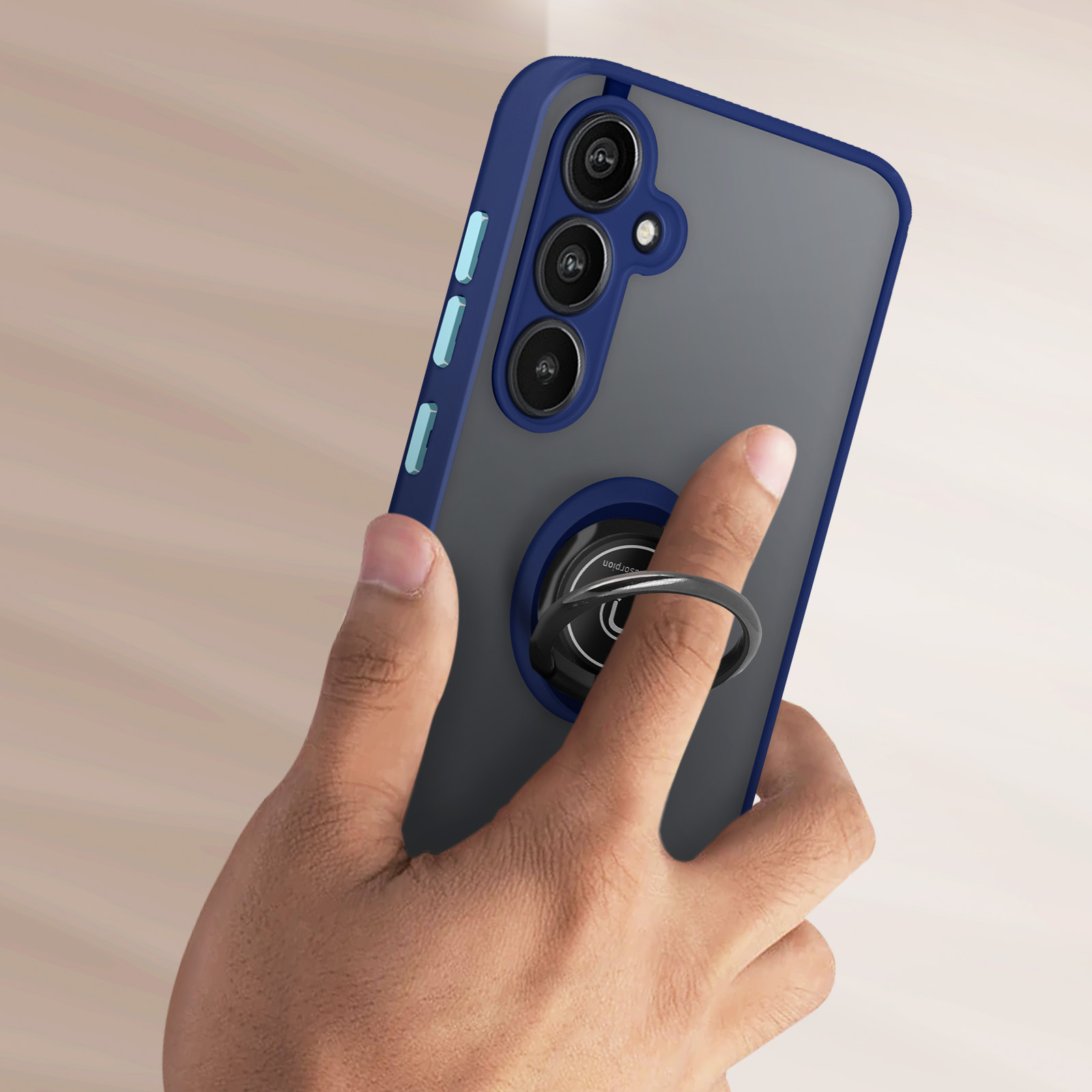 Mano che tiene un telefono con un supporto ad anello. Custodia blu e grigia. Sfondo chiaro.