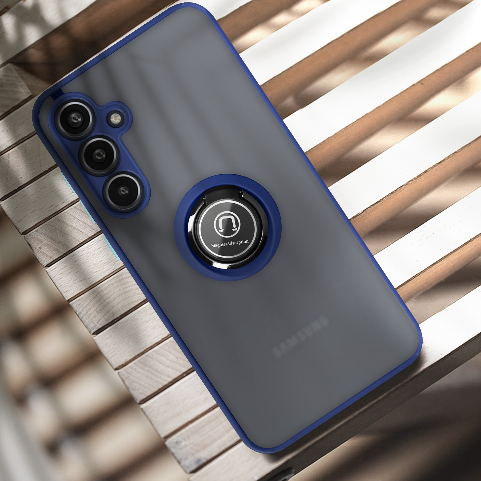 Una custodia per telefono con un supporto ad anello blu, su una superficie di legno con la luce del sole.
