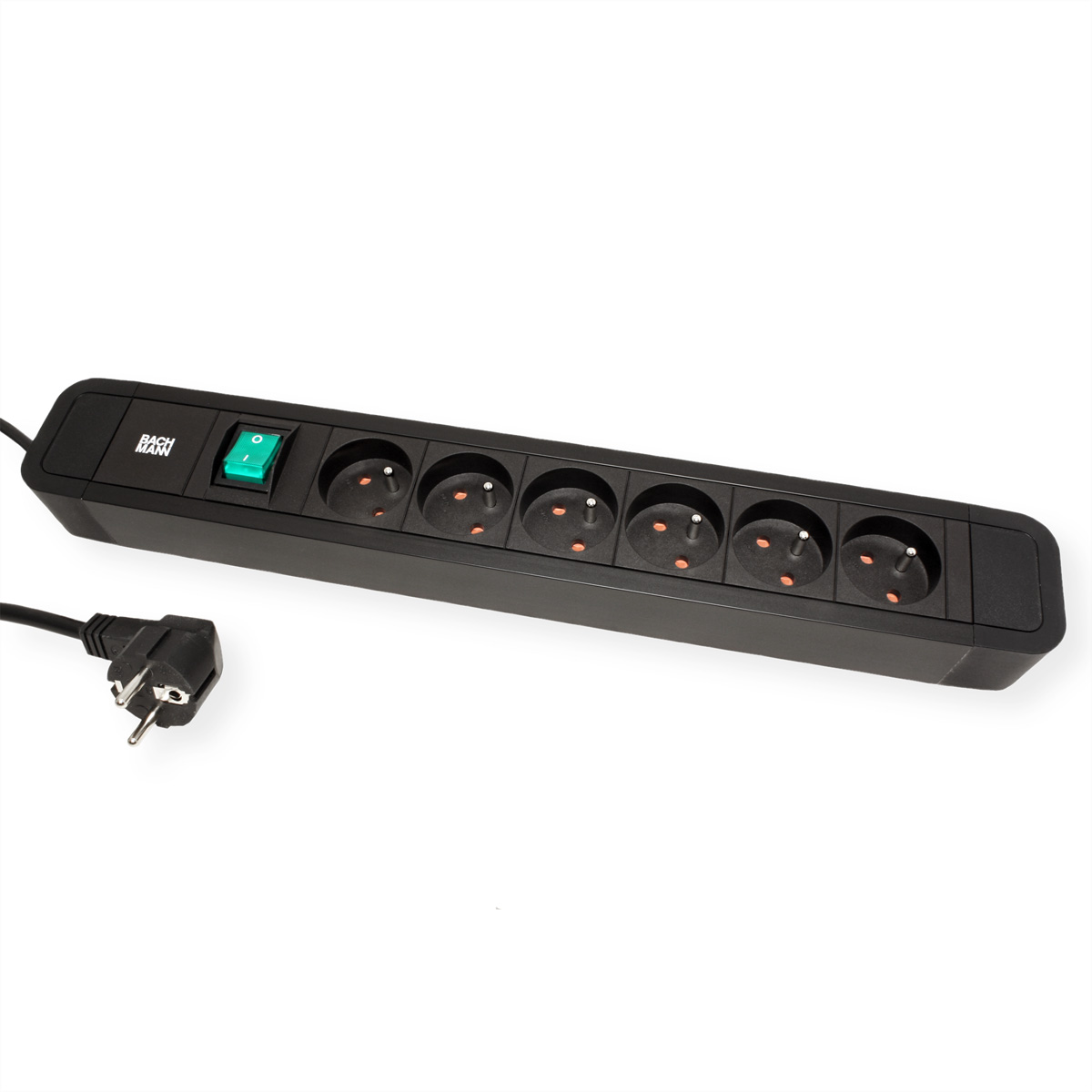 Schwarze Steckdosenleiste mit sechs Steckdosen und einem grünen Netzschalter. Links ist ein Stecker.