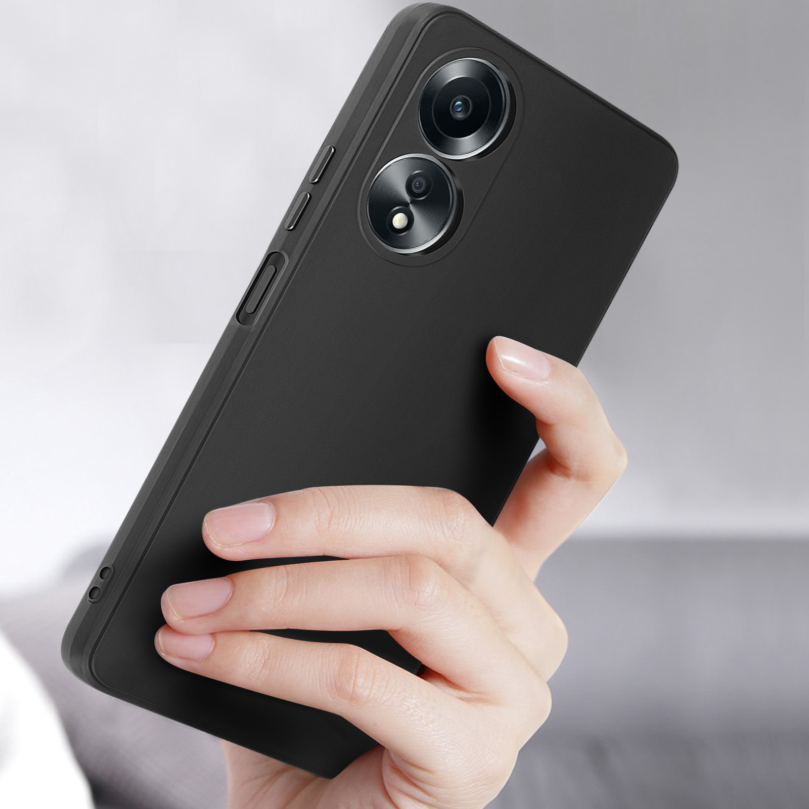 La mano di una donna che tiene una custodia per telefono nera. La custodia è su un telefono nero.
