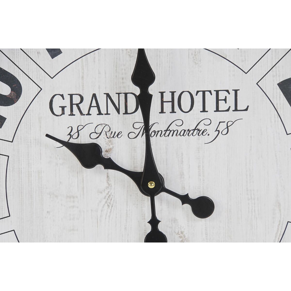 Quadrante con testo 'GRAND HOTEL' e lancette, sfondo bianco, primo piano.