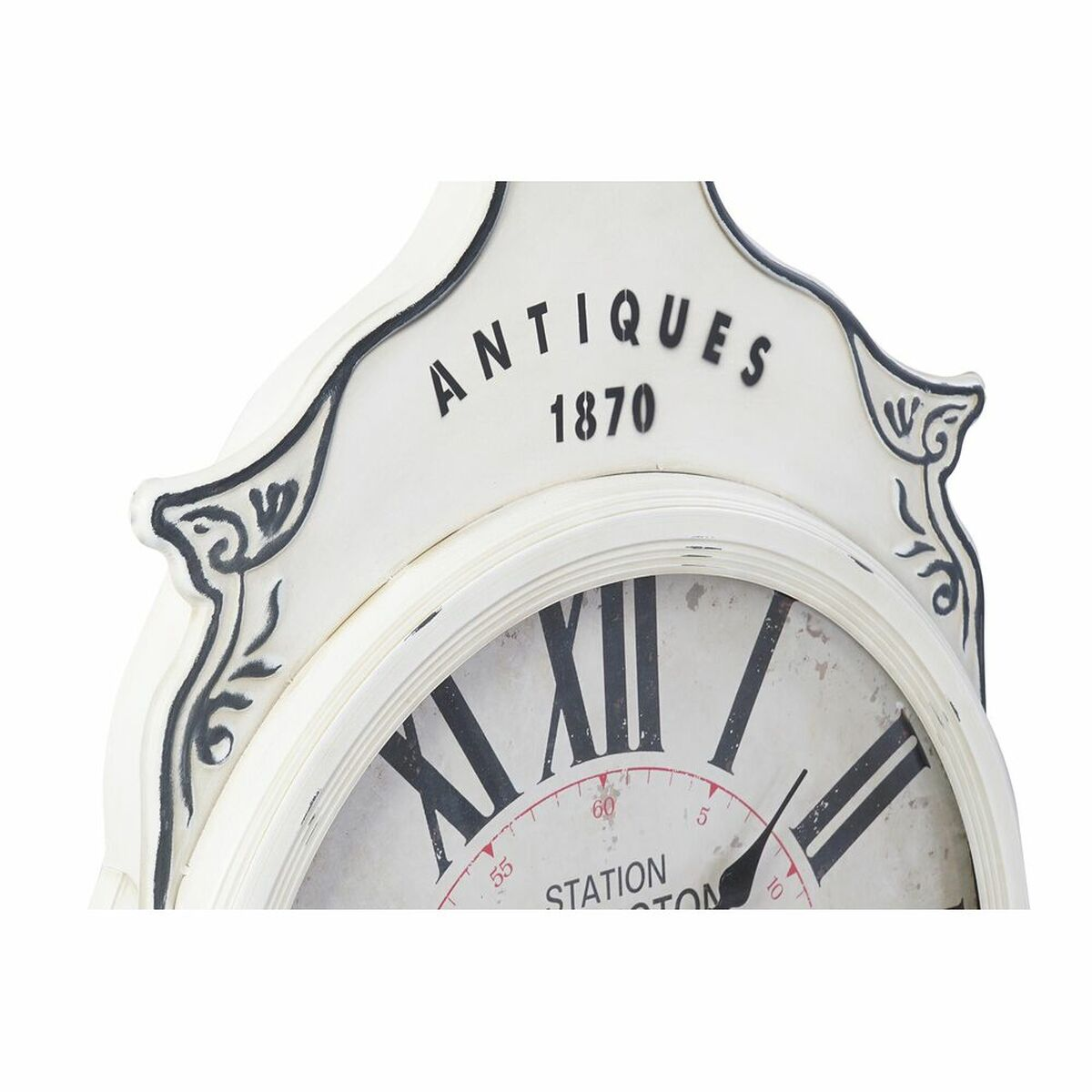 Primo piano di un orologio vintage con numeri romani e la parola ANTIQUES 1870.