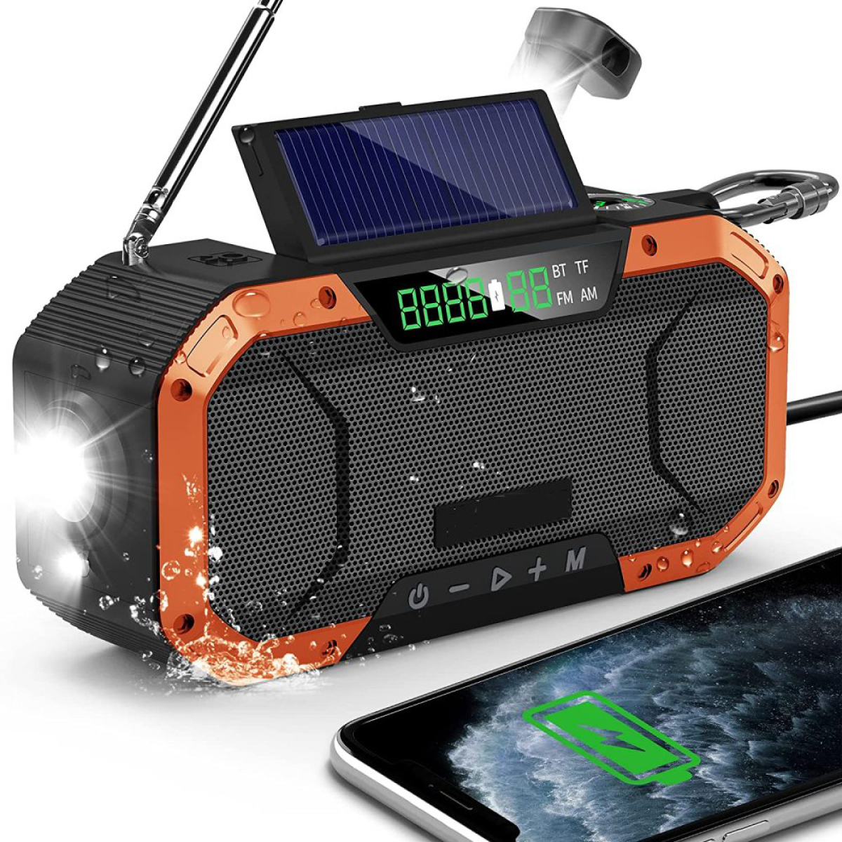 Orangenes und schwarzes solarbetriebenes Radio mit Telefonaufladung. Display zeigt Zahlen. Wassertropfen drum herum.