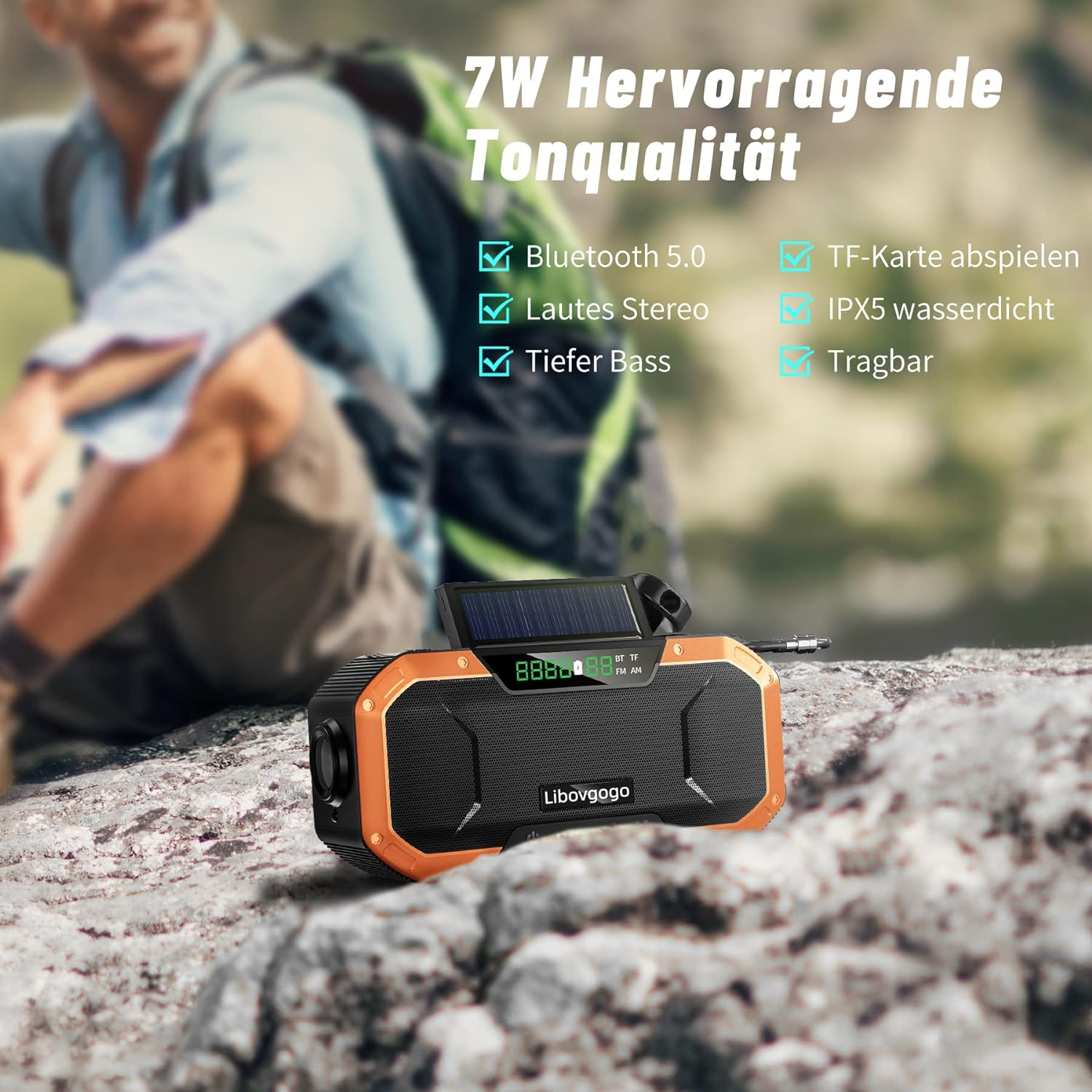 Orangener und schwarzer Lautsprecher mit Solarpanel. Der Hintergrund ist eine verschwommene Szene im Freien.